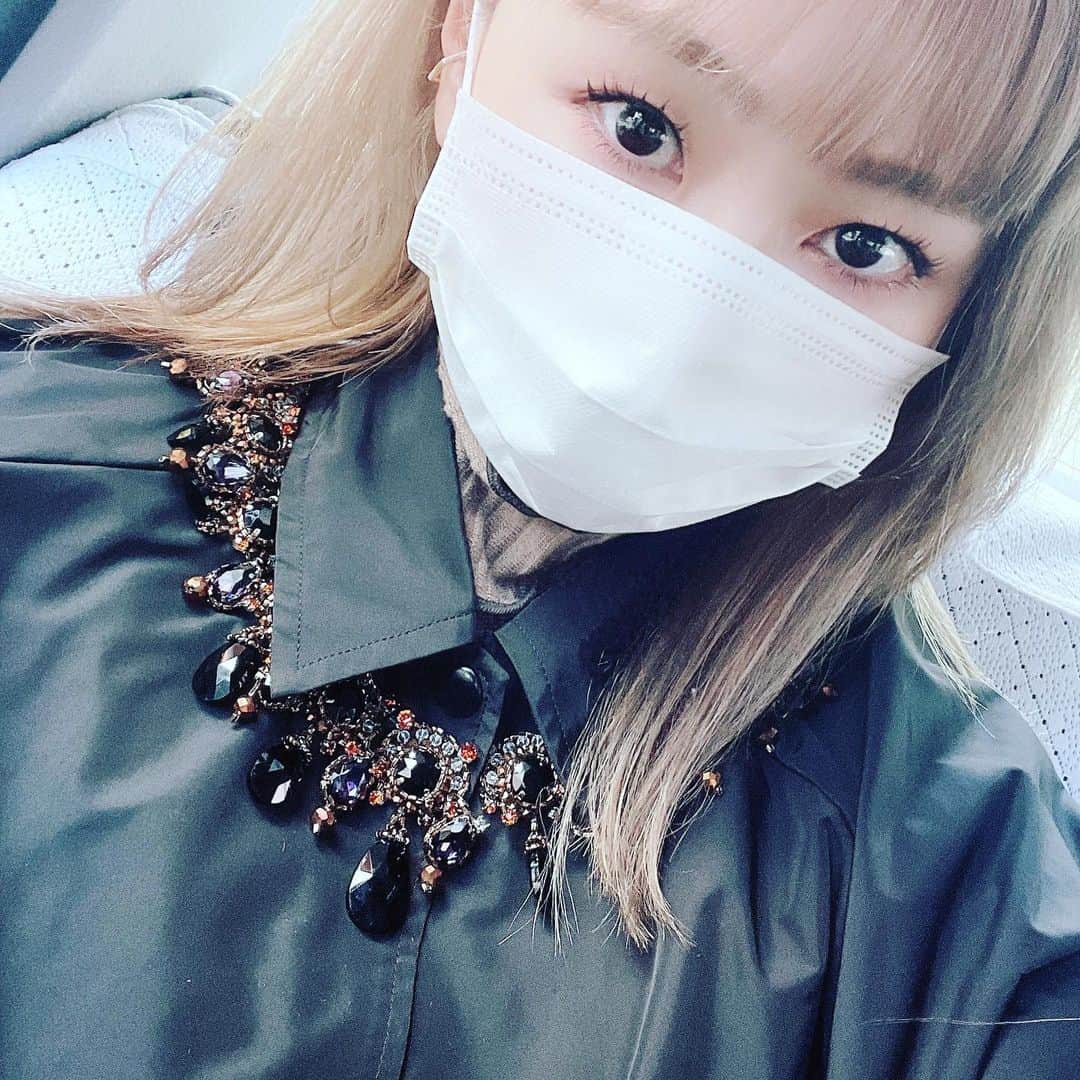 のインスタグラム：「たまには、他の投稿も、、🙋‍♀️ undercoverの21SSが届いた🔥 いちばん楽しみにしてた コーチジャケット🤯♥️ たくさんビジューがついていて ジャケットとビジューのギャップがたまらない🤤🤤🤤 迷いに迷ってブラックにしたけど、 カーキと本当に迷った🥺 #undercover #21ss #jacket  #髪　#長いな　＃明るいな　 #一緒に迷ってくれるTくんに感謝」