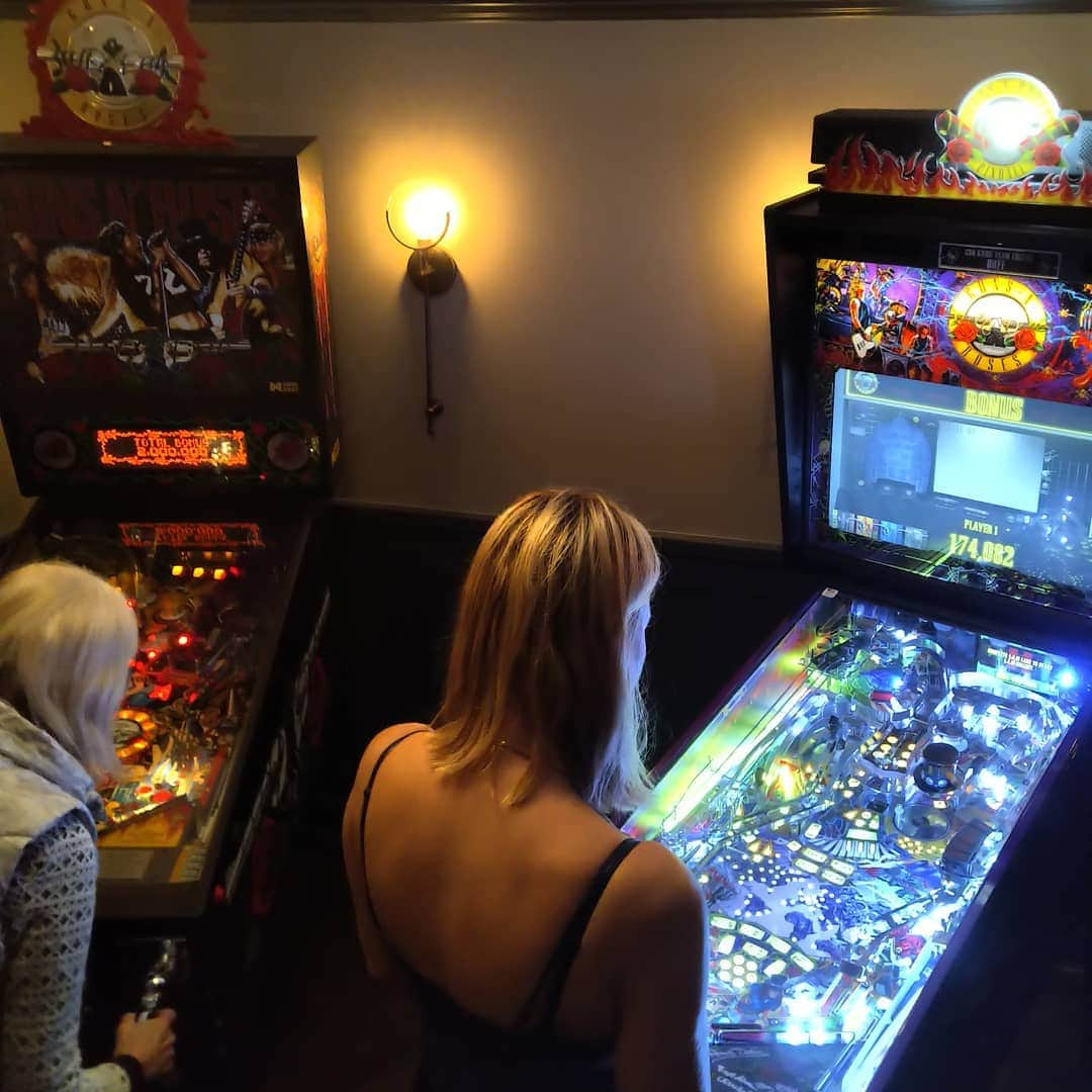 ダフ・マッケイガンさんのインスタグラム写真 - (ダフ・マッケイガンInstagram)「Family Pinball. @susanholmesmckagan」2月11日 14時25分 - duffmckagan