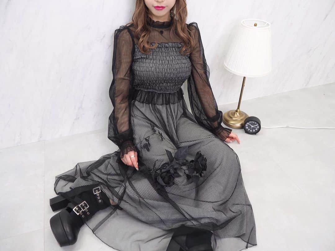 EATMEのインスタグラム：「2.11 update... #EATME #FEBRUARY  #NEW #ITEM . TOP画面のURLからEATME WEB  STOREをCHECK▶︎▶︎▶︎ @eatme_japan . 🌹チュールマキシワンピース ¥13,000(＋tax) MIX.CRM.BLK ☑︎S/M ※2.12発売予定 . #EATME_CODE #eatmejapan #イートミー」