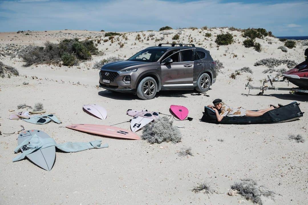 ローラ・エンバーのインスタグラム：「‘Undone’ was filmed in the middle of winter, with lots of freezings mornings, mostly wearing  multiple layers of neoprene ....  I did however sneak in one sunbaking session in the middle of the desert when our trailer fell apart and left us stranded for a few hours 🌞🤣   On the road again with the our trusty @hyundaiaus #santafe for more of the @undonefilm cinema tour today :) pic @mattydunbar」