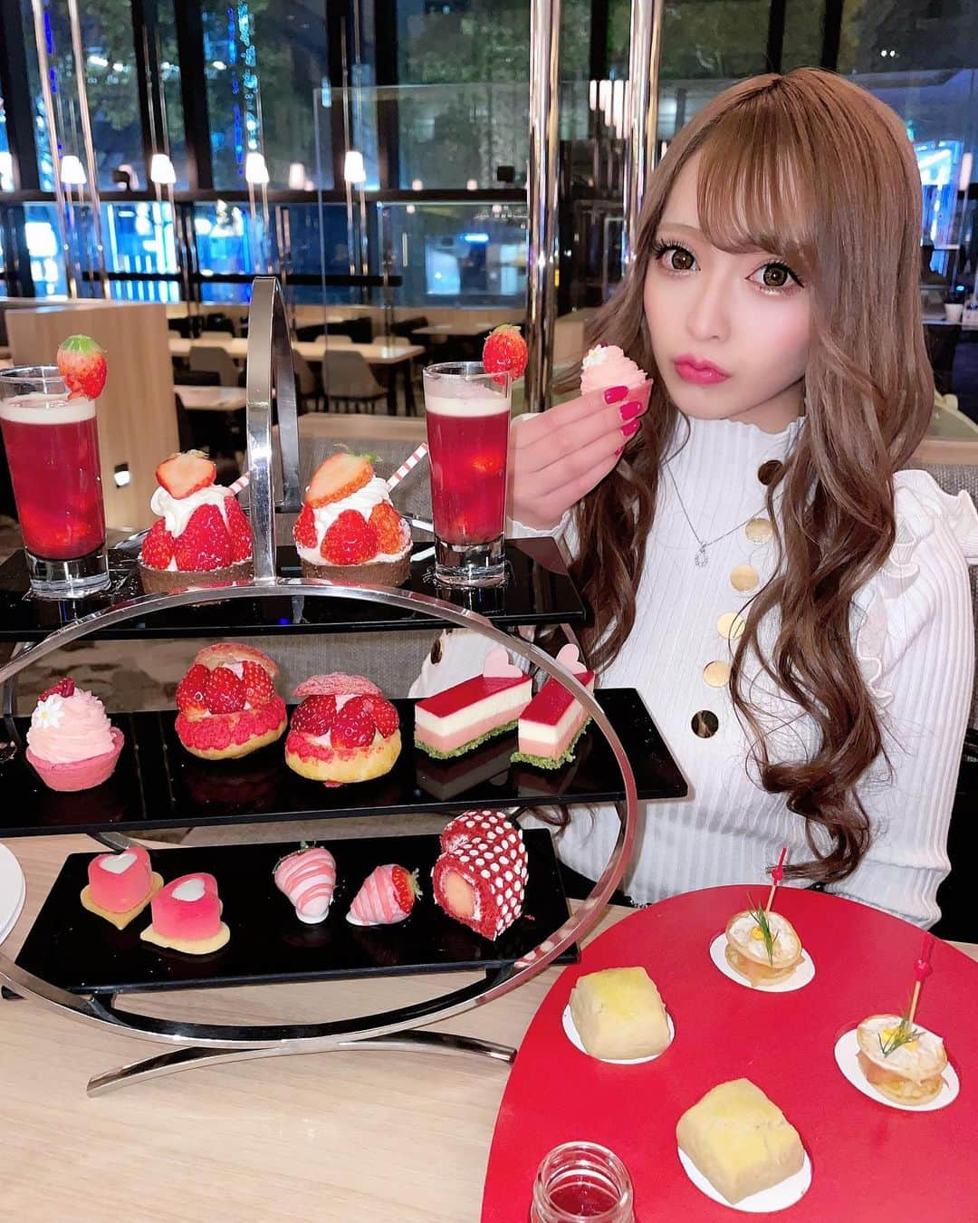 YURINAさんのインスタグラム写真 - (YURINAInstagram)「. この時期のアフタヌンが1番可愛い🍓💕 . . #ヒルトン名古屋 #アフタヌーンティー #いちご #スイーツ #カフェ #名古屋カフェ #カフェ巡り #インスタ映え #かわいい #女の子 #ファッション #ハリーウィンストン #韓国ファッション #韓国 #インポート #キャバ嬢 #キャバクラ #名古屋 #錦 #歌舞伎町 #六本木 #北新地 #afternoontea #sweet #cafe #cute #girl #fashion #harrywinston #🍓」2月11日 5時41分 - barbiechan__xx