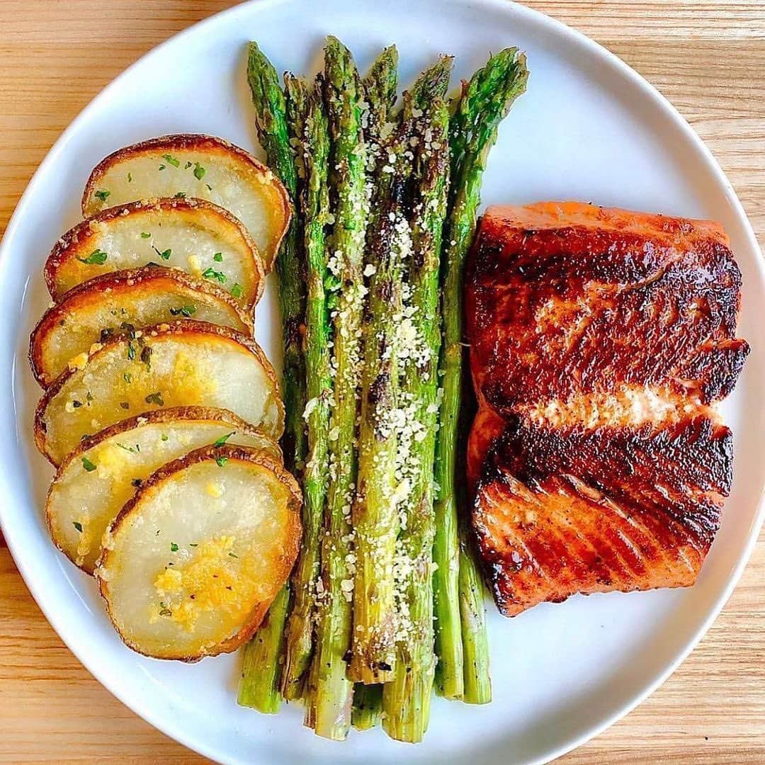 Sharing Healthy Snack Ideasのインスタグラム：「Here’s Five delicious and easy Protein options Dinner! Recipes below👩🏻‍🍳 Salmon, Chicken, Prawns, Scallops or Eggs.. Which is your favourite?!😍 by @sara.haven  ⠀ ⠀ All dishes approximately 500 CALORIES ⠀ ⠀ 🍣SALMON🍣 with hasselback potatoes. HOW TO MAKE THE PERFECT CRISPY SALMON: Honey garlic chipotle salmon 1) combine 1 tbsp honey, 1/4 tsp. chipotle chili powder, 1 tbsp. melted butter, s+p. Spread over two 4-6 oz. fillets 2) in a pan, heat 1 tsp oil; add salmon, skin side up, and sear for 3 mins; flip, and cook an additional 3-4 mins •• crispy garlic-parmesan hasselback potato •• grilled asparagus w/ parmesan and red pepper. ⠀ ⠀ 🍗CHICKEN🍗 mac n’ cheese (the coziest of cozy comfort food, amiright?), paired it with cast iron-cooked lemon-honey-garlic-sage chicken + grilled broccolini for a noodle night done right 💯☺️ macaroni & cheese •• lemon honey garlic sage chicken 🌿🍋 •• grilled broccoli parmesan & red pepper 🥦 ⠀ ⠀ 🍤 PRAWNS 🍤 🔥SPICY Garlic Cajun Shrimp Almond flour fettuccine tossed in olive oil, dried basil, dried sage, and parmesan •• grilled asparagus w/ parmesan. ⠀ ⠀ 🥘SCALLOPS🥘 The juuuicest seared garlic ghee scallops Seared in butter with lots of extra garlic👌🏻 Season with garlic salt; in a pan, heat 1 tsp. avocado oil + 1 tsp. garlic ghee; add scallops + sear until lightly brown; flip and sear other side 2 mins •• grilled asparagus w/ parmesan •• garlic-sage fettuccine (toss fettuccine in olive oil, basil, sage, garlic, and parmesan). ⠀ ⠀ 🍳EGGS AND HALLOUMI🍳 buttery avo toast and 2 eggs •• good seed thin sliced, toasted + topped with smashed avocado + a drizzle of truffle oil + feta cheese •• sautéed spinach w/ red pepper & parmesan •• grilled halloumi cheese ⠀ ⠀」