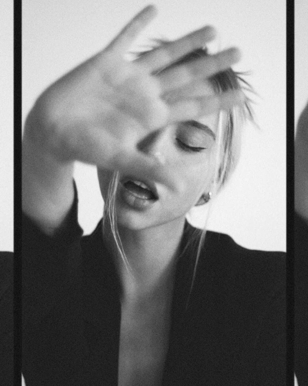 アレクシス・レンさんのインスタグラム写真 - (アレクシス・レンInstagram)「Headache but make it fashion !!」2月11日 5時45分 - alexisren