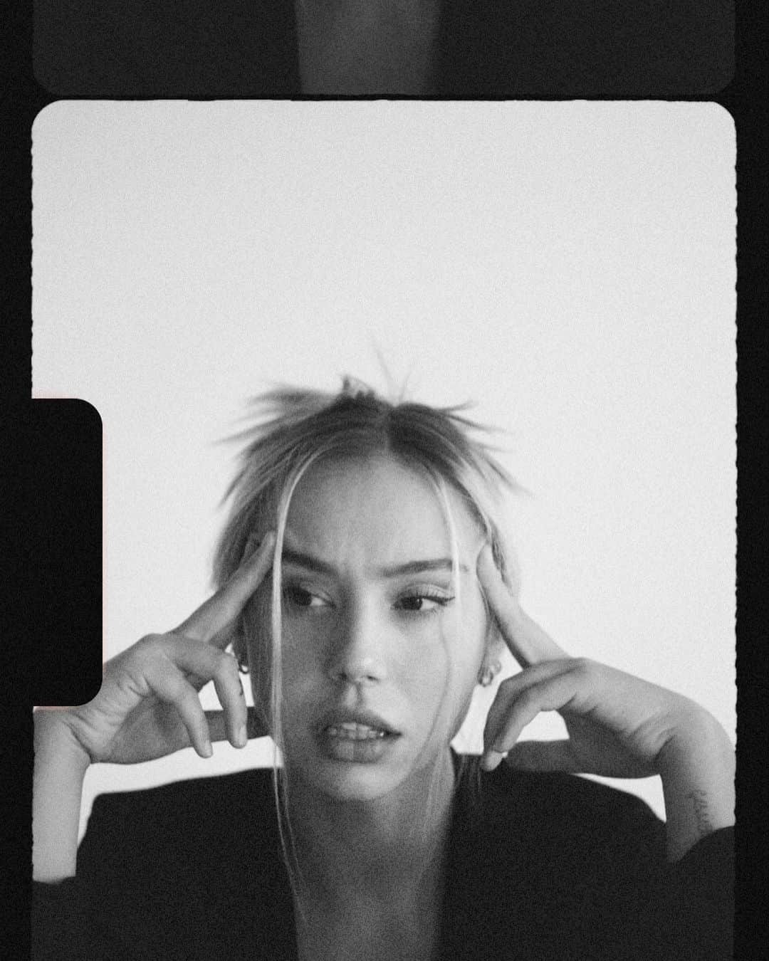 アレクシス・レンさんのインスタグラム写真 - (アレクシス・レンInstagram)「Headache but make it fashion !!」2月11日 5時45分 - alexisren