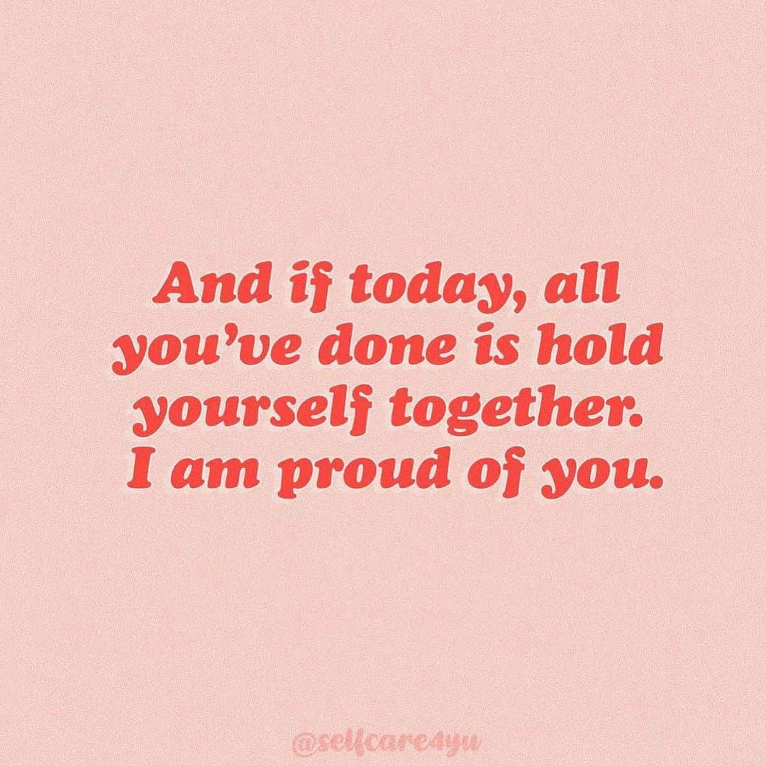 ベラ・ハディッドさんのインスタグラム写真 - (ベラ・ハディッドInstagram)「...And if today, all you’ve done is hold yourself together , I am proud of you....   💗@selfcare4yu 💗」2月11日 5時47分 - bellahadid