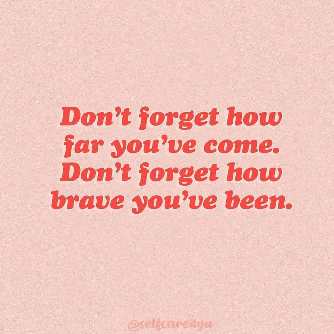 ベラ・ハディッドさんのインスタグラム写真 - (ベラ・ハディッドInstagram)「...And if today, all you’ve done is hold yourself together , I am proud of you....   💗@selfcare4yu 💗」2月11日 5時47分 - bellahadid