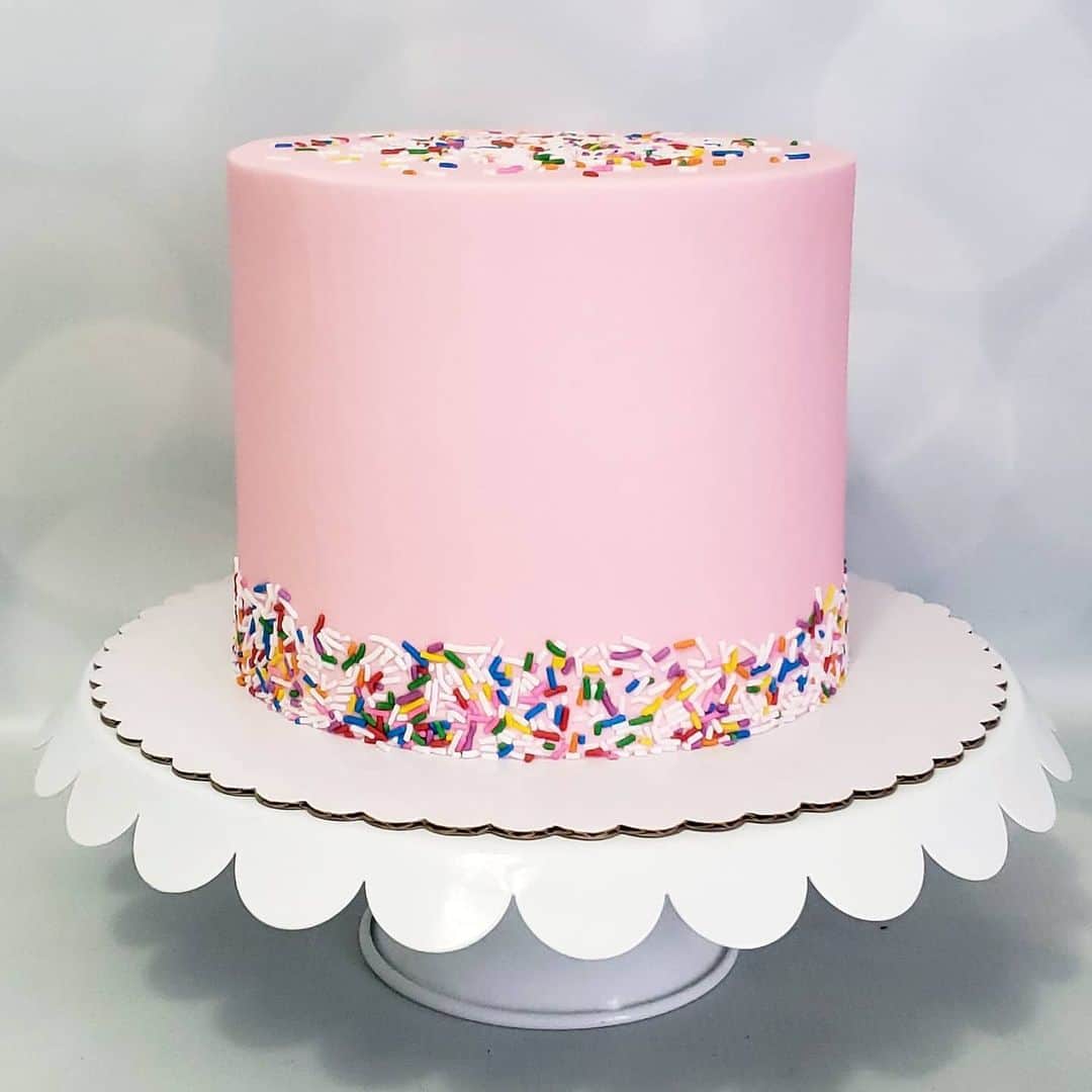 Honey Bee Cakesのインスタグラム：「Pink Sprinkle Cake」