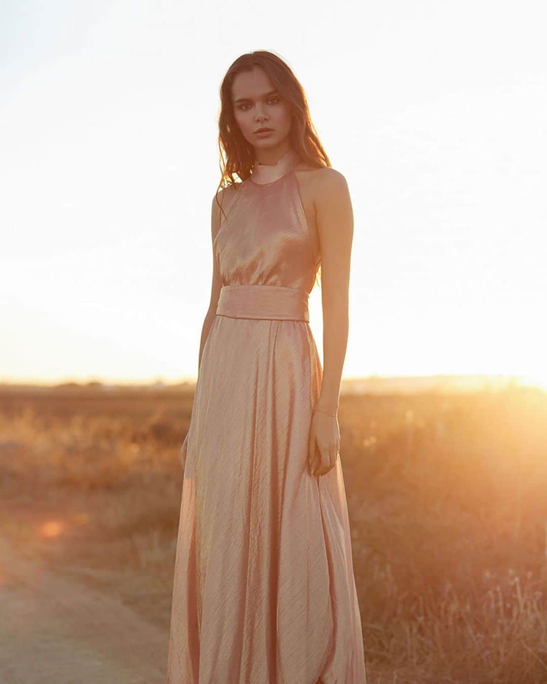 メドモアゼルのインスタグラム：「Élégance during the sunset 🌅🌸  Mesdemoisellesparis.com 😍  #mesdemoisellesparis  #springsummer21」