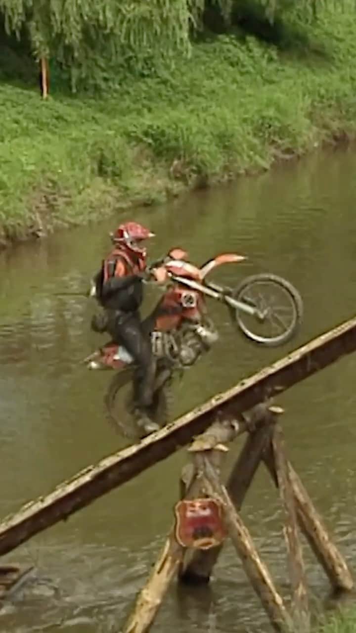 レッドブルのインスタグラム：「new laugh unlocked 🔓   closest written interpretation of the laugh wins 😂👇   #redbull #givesyouwiiings #enduro #redbullromaniacs #hardenduro #iridehardenduro #redbullmotorsports」