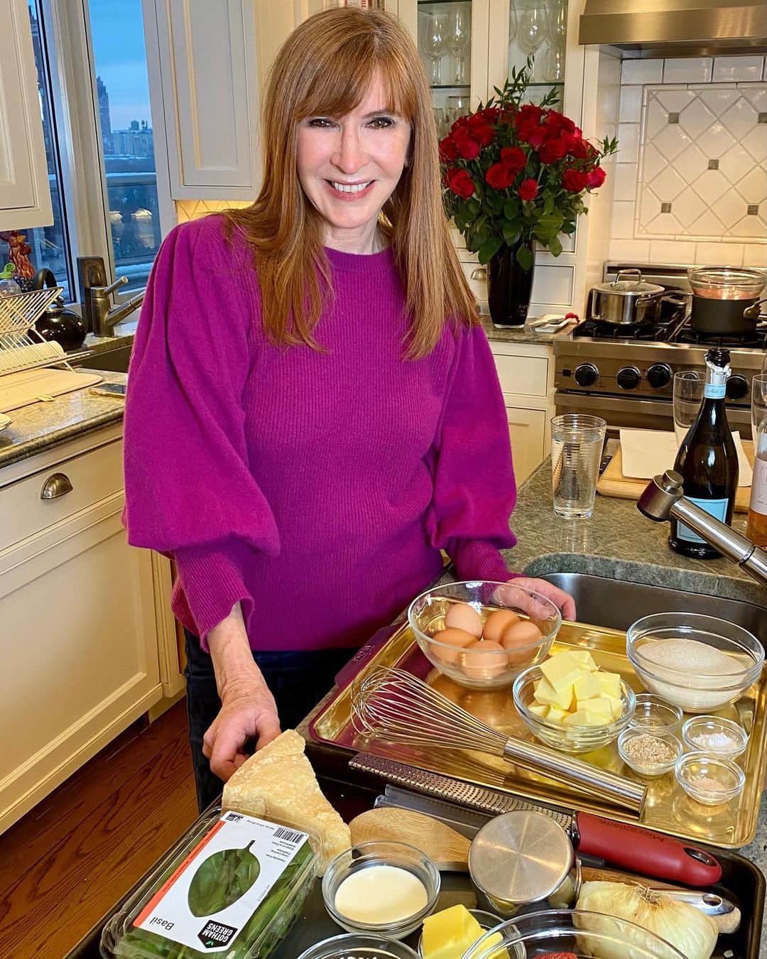 ニコールミラーのインスタグラム：「Had a blast cooking with Pamela Morgan @flirtingwithflavors last night and raising money for @waxmancancer.  And wearing hot pink cashmere getting ready for Valentine’s Day! 🌹」