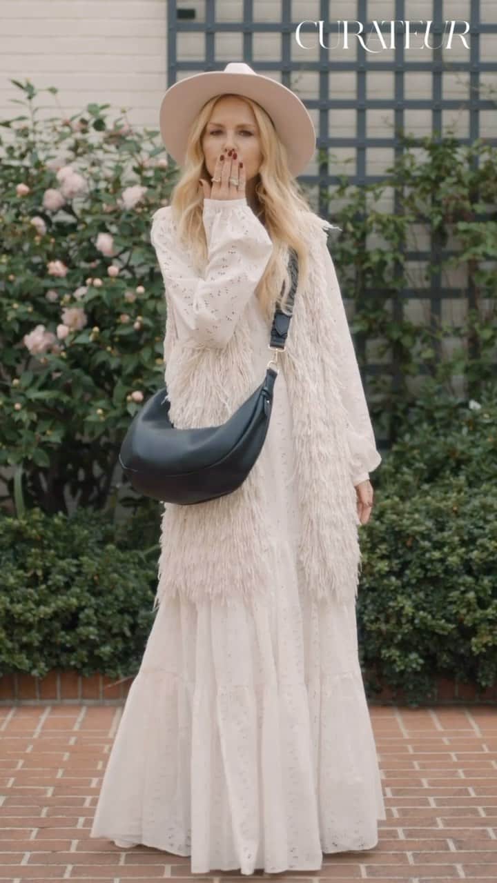 レイチェル・ゾーのインスタグラム：「LOVE is in the air and Valentine’s Day is around the corner ❤️Treat yourself or someone you love to a @curateur membership today! 🌹🎁XoRZ」