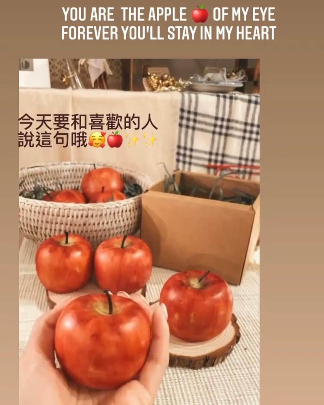 Fleur Fleurのインスタグラム：「𝔂𝓸𝓾 𝓪𝓻𝓮 𝓽𝓱𝓮 𝓪𝓹𝓹𝓵𝓮 𝓸𝓯 𝓶𝔂 𝓮𝔂𝓮💝✨ 好想吃一口哦🍎😋😋😋  今個情人節 我哋仲為大家準備咗呢一個蘋果香薰蠟燭 來自於一個香港品牌Amelie Studio  今次Melie老師特別介紹一系列嘅香薰蠟燭 呢個蘋果🍎就啱晒情人節新年嘅時候係燃點！ 全人手製作，像真度達99.99%！ 買來送俾男女朋友 或者女朋友仔就真係啱晒😚☝️ 保證佢會sweet💝到入心 數量唔多架！由於係全人手做嘅關係💪🏻  我哋Fleur Fleur今日會照常營業 由下午二時到夜晚八點 歡迎大家上嚟購買☺️🍎🍎🍎✨」