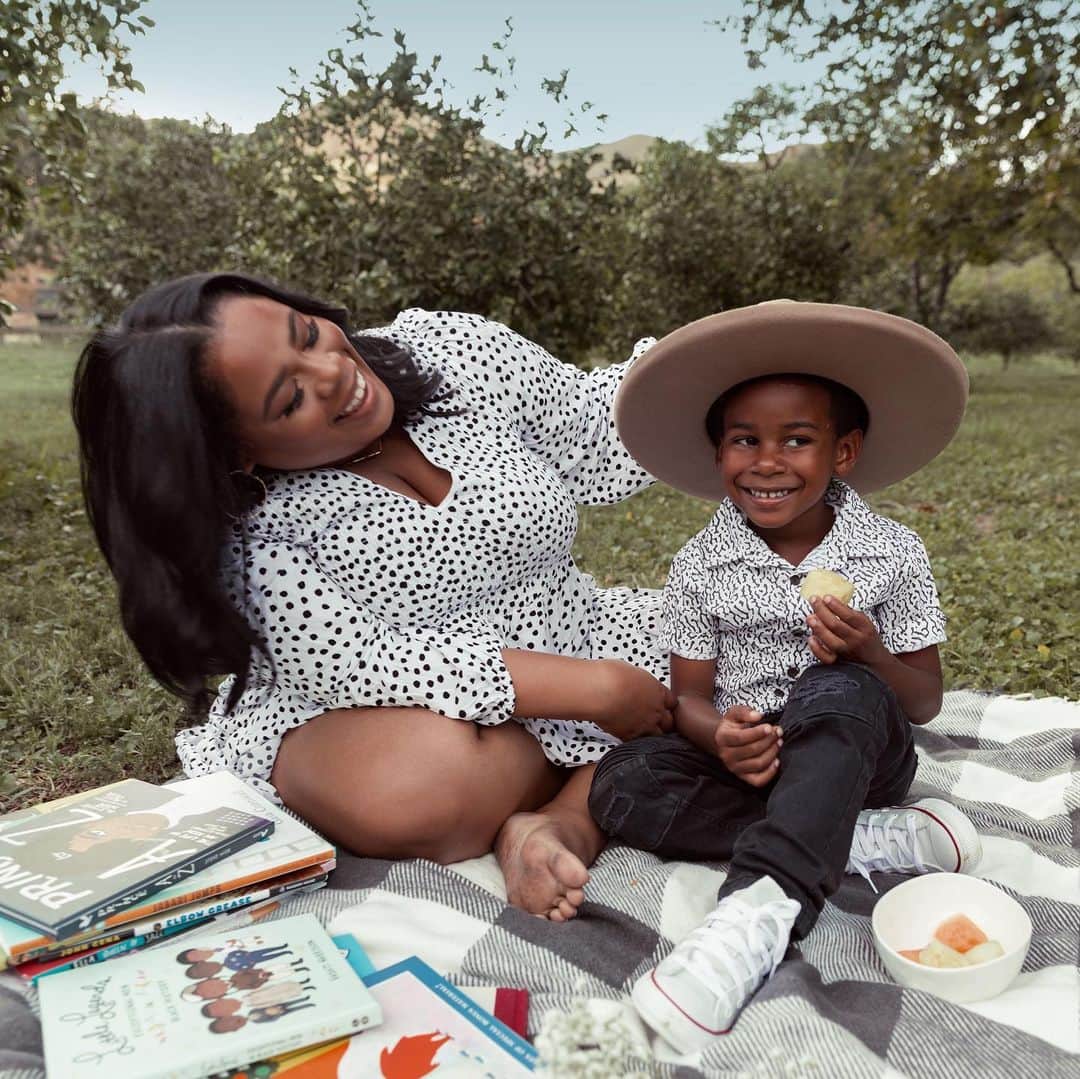 The Honest Companyさんのインスタグラム写真 - (The Honest CompanyInstagram)「Our #WomanCrushWednesday is @itsyazzibaby, Honest’s Influencer Marketing Manager. Yasmine is sharing how her fam is celebrating Black History Month: ⁣ ⁣ “We celebrate Black History Month in our house each and every day.  Black history is our history and I pride myself on teaching my son not only about historical figures like Martin Luther King Jr and Malcolm X through books but also about our family's rich legacy as well through pictures.” ⁣ ⁣ #ThatsHonest #HonestCompany」2月11日 6時27分 - honest