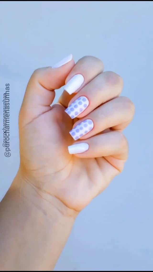 Risqueのインスタグラム：「As apaixonadas por poá vão enlouquecer com essa nail art! Os dois vidrinhos protagonistas dessa esmaltação da @purocharmenasunhas foram o #Paris e o #LavandaAlma. Gostou? Faça e poste usando #EuQueFizRisqué para aparecer por aqui!  #TáNasNossasMãos #Risqué #EsmaltesRisqué #RisquéRegular」
