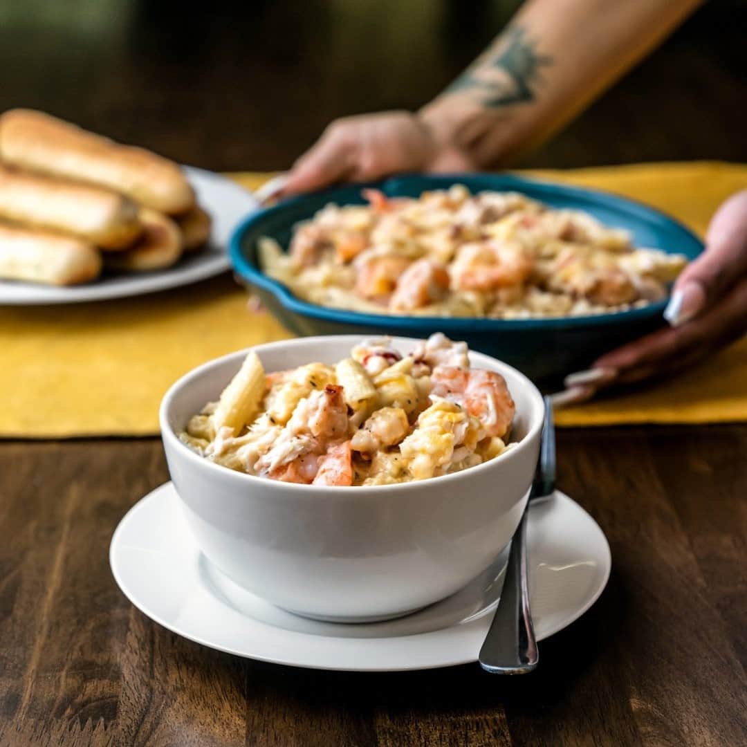 Food & Wineさんのインスタグラム写真 - (Food & WineInstagram)「Loaded with fresh shrimp, crab, and lobster and layered with a rich mixture of three cheeses, this seafood mac and cheese from Chef @kiacooks Kia Damon's Auntie Monica gets an extra boost of spice from liquid shrimp-and-crab boil. Tap the link in our bio for the recipe! 📸: @stacyhowellimagery」2月11日 6時30分 - foodandwine