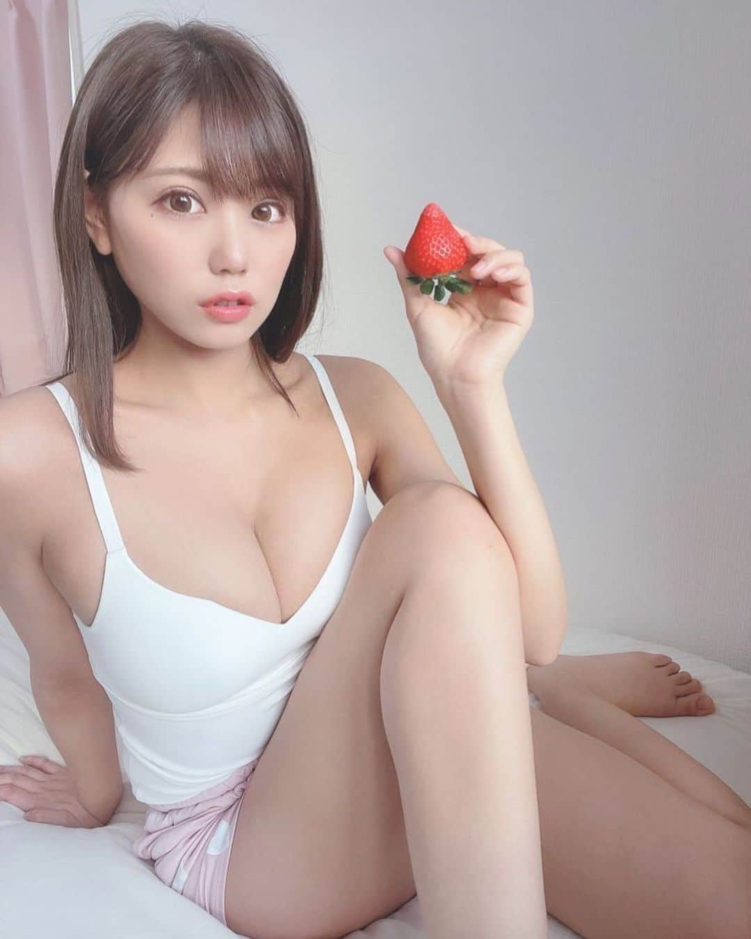 篠原冴美さんのインスタグラム写真 - (篠原冴美Instagram)「みんなの好きなフルーツは？🍓  私はやっぱりあまおうがすき!  What is your favorite fruit?  I like strawberries♡  . . . ____________________________  #グラビア #インスタグラビア  #gravure #model #instalove  #instagood #instagram #ootd #followforfollowback #f4f  #japanesegirl #strawberry #love #photo #东京  #photography #cosplay #cosplayer #china #コスプレ #粉我 #中国  #内衣 #Japan #日本女孩  #sexy #sexyphoto  #맞팔 #内衣 #followｍe #followers」2月11日 6時37分 - shinohara_saemi