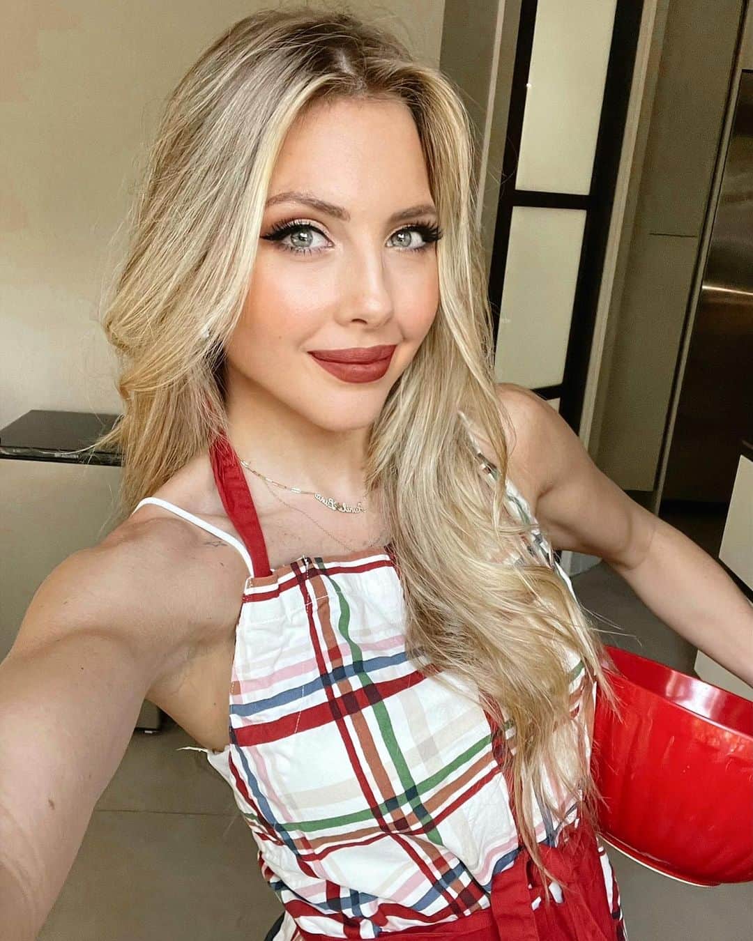 Sascha Barbozaのインスタグラム：「Me encanta compartir recetas saludables con ustedes porque una de mis misiones es demostrar que comer sano no tiene que ser aburrido, desabrido ni maluco, al contrario! Y me encanta darle un giro a esas recetas tradicionales y convertirlas  en una versión más ligera y saludable. Así que si tienes alguna receta en mente, algo que te fascina comer pero sientes que no es muy sano o podría ser más saludable, dime cuál es, salimos ganando los dos, yo te doy la versión sana y ligera de eso que te encanta y tú me ayudas a tener más ideas para contenido😅❤️.  Ahora, también pienso que no siempre se tiene que comer saludable, porque lo cierto es que lo que más tiene un impacto es  lo que se repite la mayoría del tiempo, y esa excepción, ese de vez en cuando, no nos afecta negativamente, la idea no es satanizar comidas, tenerle miedo a las calorías, no me gusta la mentalidad todo o nada, es aprender a comer, y entender que nuestro cuerpo necesita -la mayoría del tiempo- comida saludable pero igualmente de vez en cuando nos podemos comer eso no tan sano que nos encanta 😉」