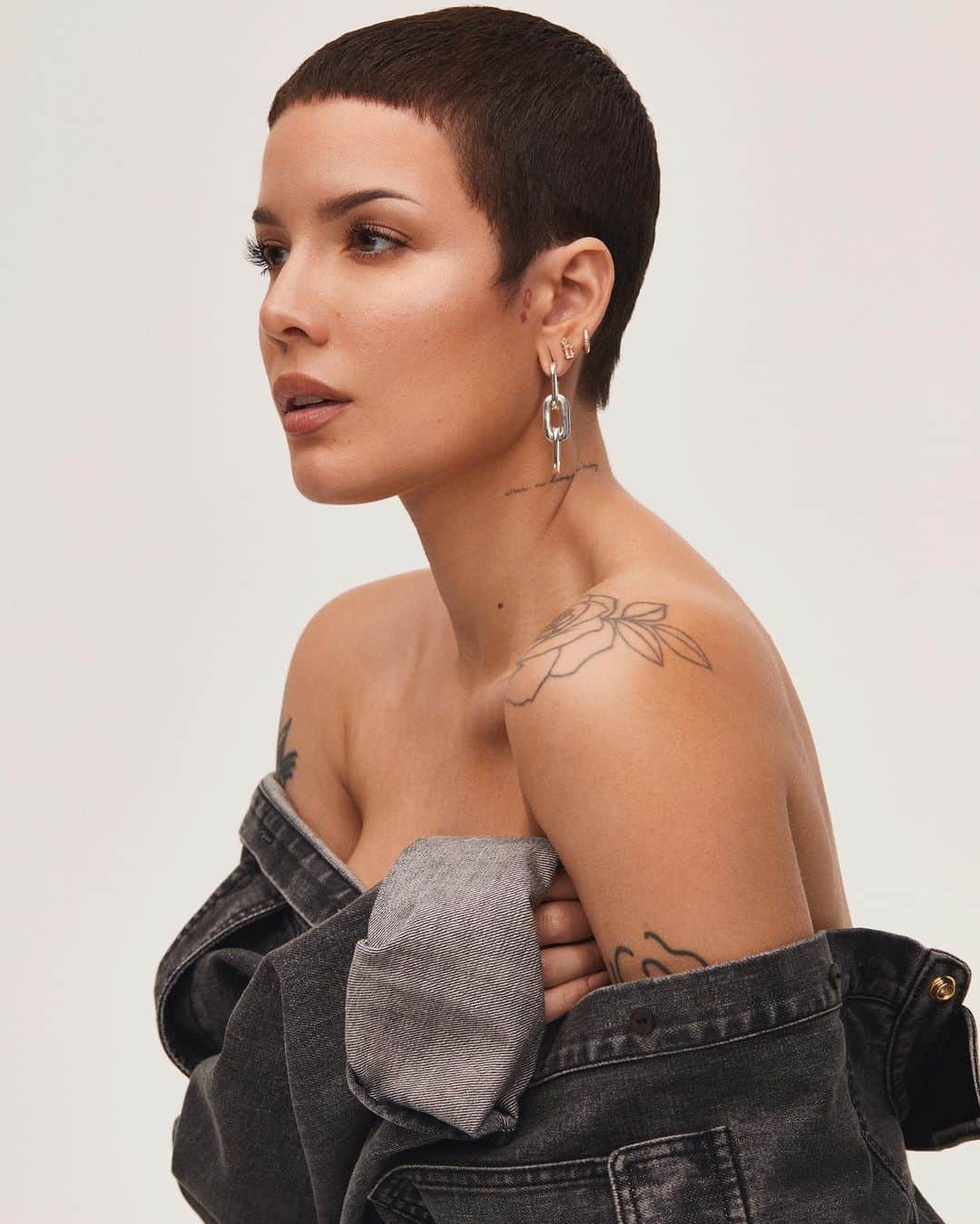 Halseyさんのインスタグラム写真 - (HalseyInstagram)「Massive thanks to everyone on this team for making this happen :) @byrdie @aboutfacebeauty   Photos: @christinehahn  Hair: @themartyharper  Makeup: me, duh! Styling: @zoecostello」2月11日 6時59分 - iamhalsey