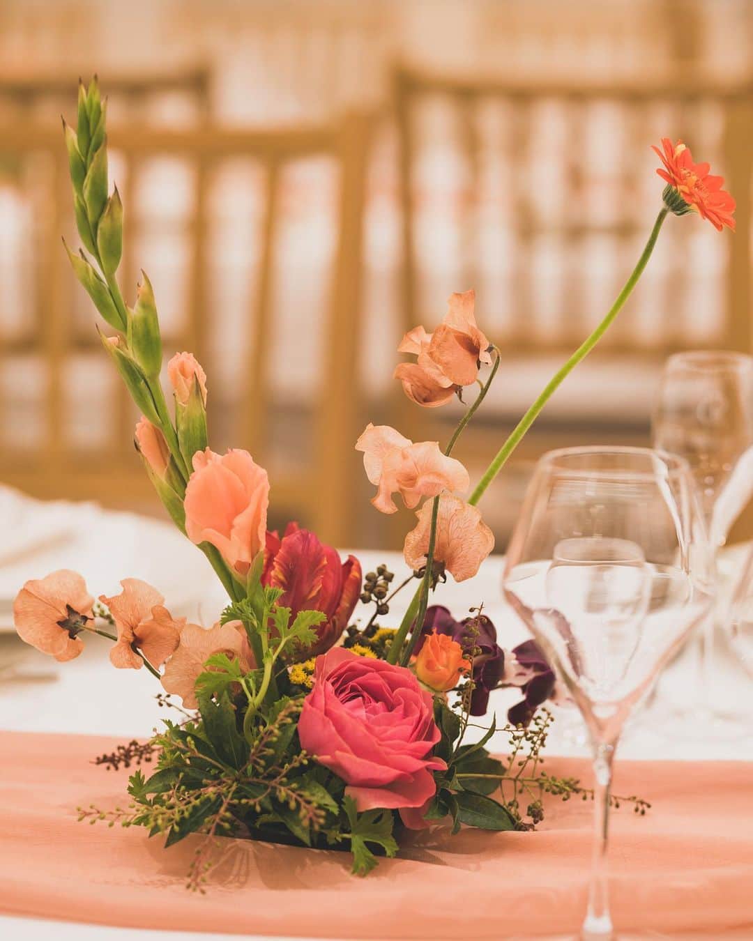 メゾン・プルミエール アット ロビンズのインスタグラム：「カラフルで美しい、 いろんな笑顔を向けてくれるお花たち！  @fiore_soffitta   #maisonpremiere #wedding #restaurant #restaurantwedding #tokyo #ebisu #メゾンプルミエール  #photo #photoshoot #weddingdress #garden #コロナ禍結婚式 #2021婚　#フォトウェディング　#ガーデンウェディング」