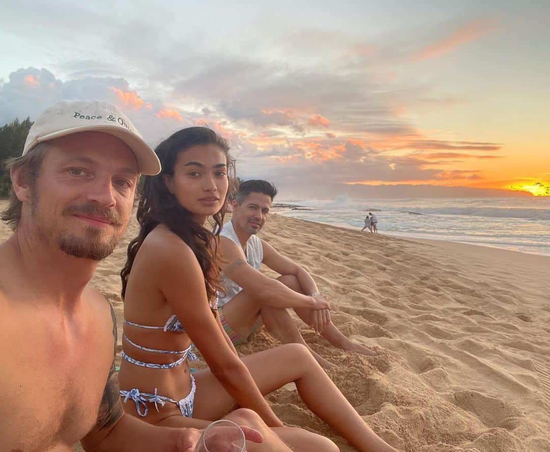 ケリー・ゲイルのインスタグラム：「Sunset hang in Hawaii💕🌅」