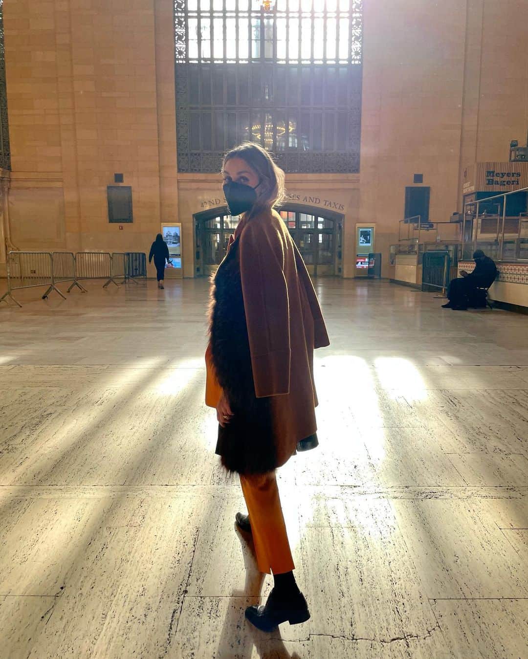 オリヴィア・パレルモのインスタグラム：「All aboard the color train 💛💙」