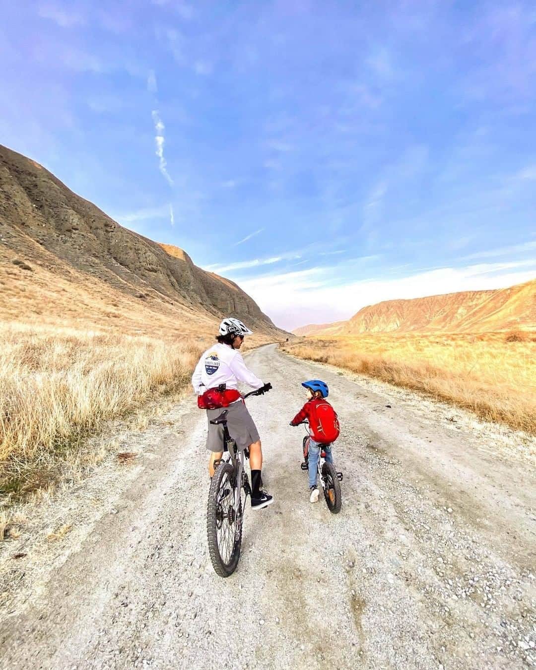 オスプレーのインスタグラム：「"We live in a wonderful world that is full of beauty, charm and adventure. There is no end to the adventures we can have if only we seek them with our eyes open." - Jawaharial Nehru 📷 by @eric__pichardo  Featured pack from the Seral/Savu and Jet Series #ospreypacks」