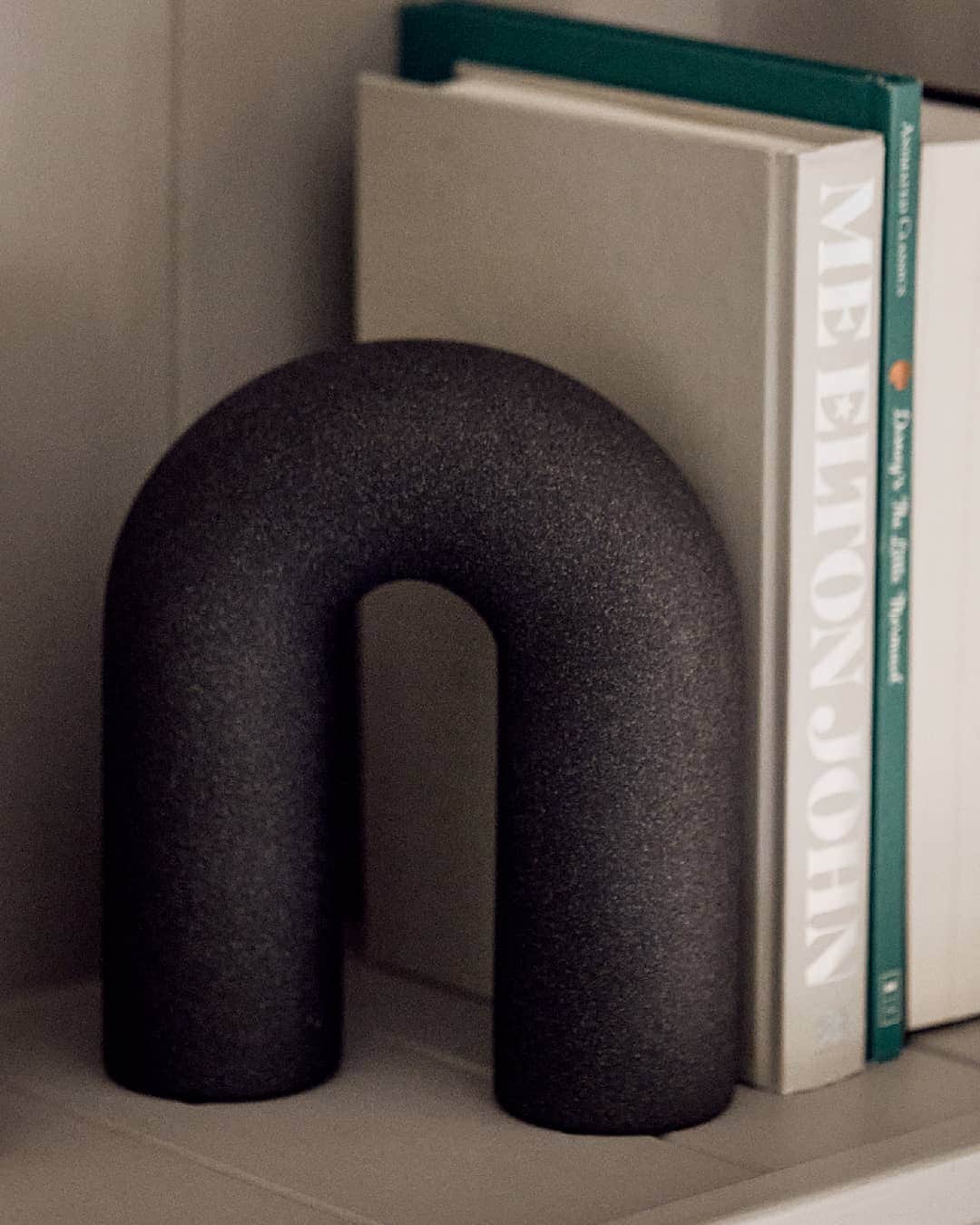 Target Australiaさんのインスタグラム写真 - (Target AustraliaInstagram)「The textured ceramic Arch bookend makes a stylish shelf adornment, with or without books  🎯♥️ #targetaus #targetaushome」2月11日 7時08分 - targetaus
