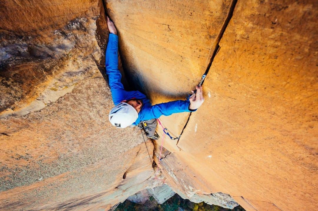 patagoniaさんのインスタグラム写真 - (patagoniaInstagram)「Too many splitters to choose from! @pkingsbury places a piece from a sandy hand jam on his new route Enter Sandman in Sedona, Arizona. ⁠ ⁠ Photo: @miahwatt ⁠」2月11日 7時01分 - patagonia