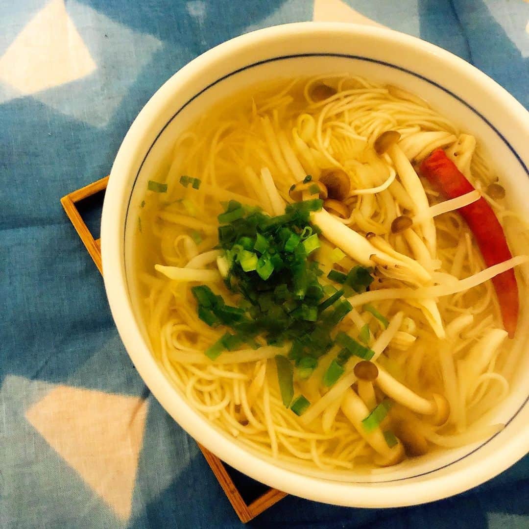 吉岡麻由子のインスタグラム：「#煮麺 #フォー風  #鶏がらスープの素  #醤油少々 #しめじ#もやし #青ねぎ#唐辛子#🌶 #そうめんアレンジ   #😋 #簡単 #麺好き」