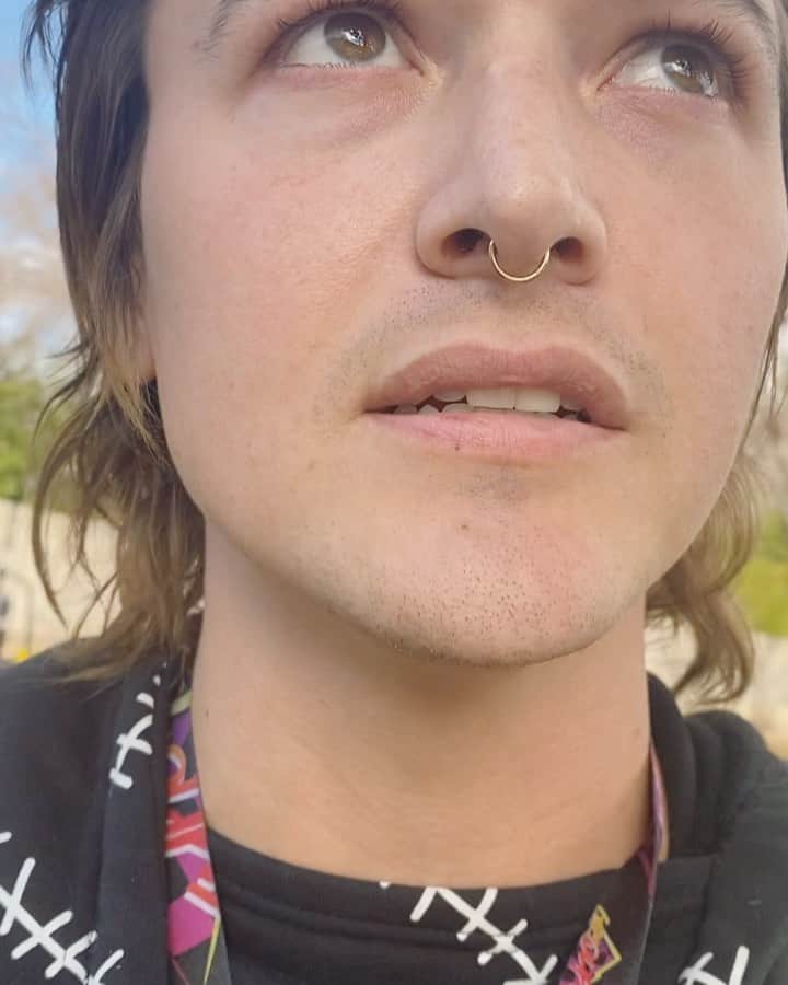 Ghastlyのインスタグラム：「Went to feed my crow today, the door on her aviary was a little messed up so when I opened it, the sound caused her to panic and flew out - I never clipped her wings out of respect.. part of me is really sad, the other knows she’s happy being wild, maybe I’ll see her again 😔」