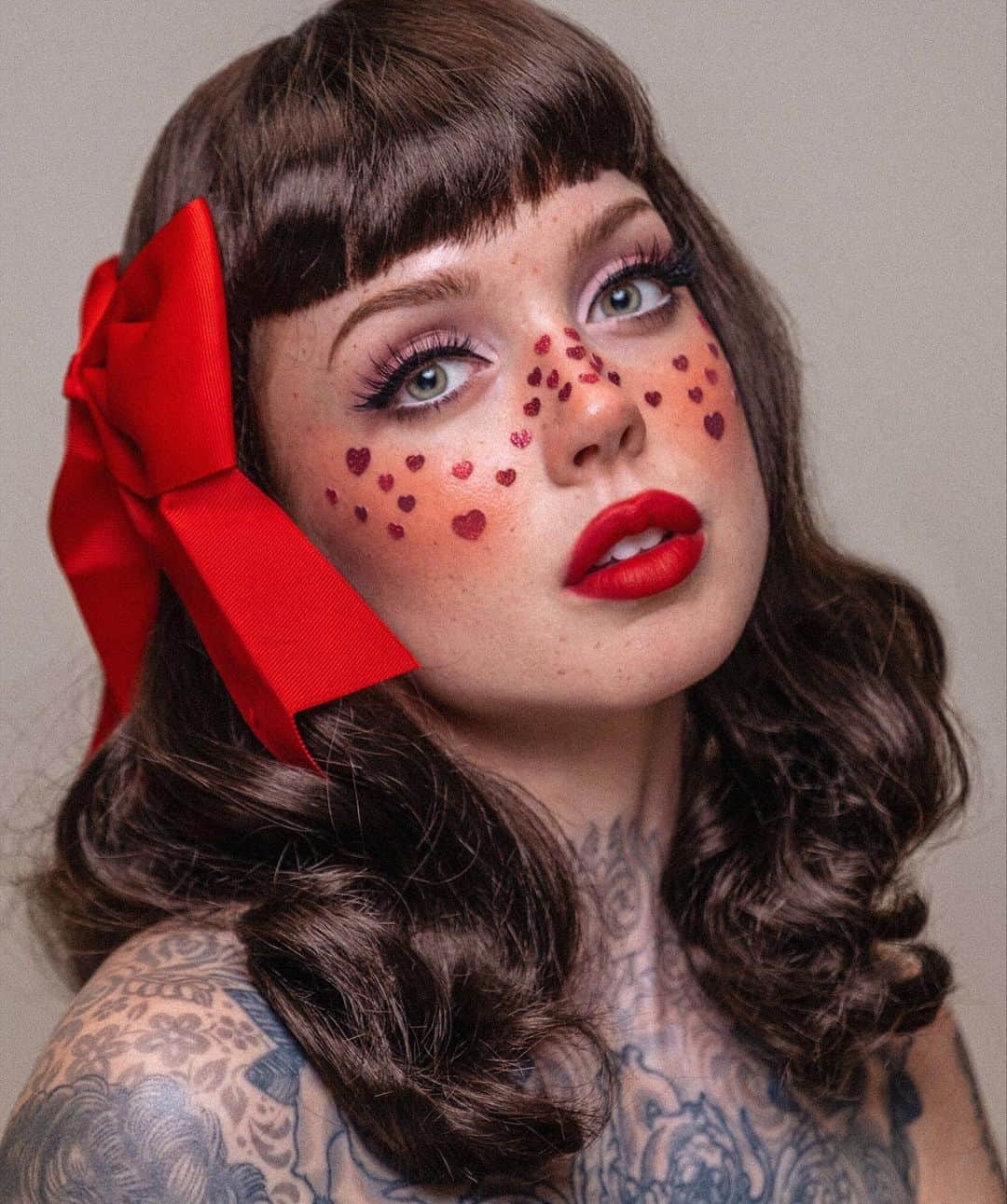 サラ・Xのインスタグラム：「swipe for a surprise 💕   skin:  @kokiecosmetics Skin Perfect HD Foundation in 20W, @danessa_myricks Contour Balm in Light 2 @freck faux freckles (my code SOTI might still work for a discount!) @rcmamakeup Cream Blush Palette 1  eyes: @hauslabs Stupid Love palette @surratt liner in Chat Noir (my favorite) @meltcosmetics Supernatural Lash mascara @makeupforever kohl pencil in 2K on waterline @kvdveganbeauty Dramatic lashes  brows: @benefitcosmetics 24hr Brow Setter @glossier Brow Flick in brown  lips: @hudabeauty Power Bullet lipstick in Spring Break & El Cinco de Mayo   hair: @annabelles_wigs   #valentinesmakeup #retromakeup #redlipstick #hauslabs #vintagestyle」