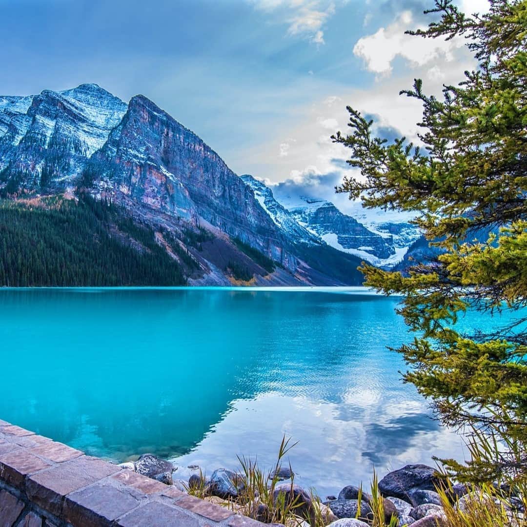 Lonely Planetのインスタグラム：「Oh, Canada!⠀⠀⠀⠀⠀⠀⠀⠀⠀ ⠀⠀⠀⠀⠀⠀⠀⠀⠀ Is Canada on your list? If so, learn all about their new testing and quarantine measures that will be in place for travelers soon. ⠀⠀⠀⠀⠀⠀⠀⠀⠀ ⠀⠀⠀⠀⠀⠀⠀⠀⠀ Check out our bio for more details. ⠀⠀⠀⠀⠀⠀⠀⠀⠀ ⠀⠀⠀⠀⠀⠀⠀⠀⠀ #Lonelyplanet #Canada」