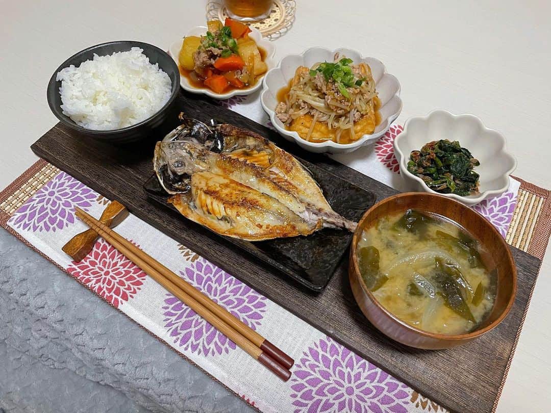 AMIのインスタグラム：「🍚 . 晩ごはん記録…🌼 . メニュー ・アジの干物 ・肉じゃが ・厚揚げ豆腐 ・ほうれん草のお浸し ・お味噌汁 . #晩ごはん記録」