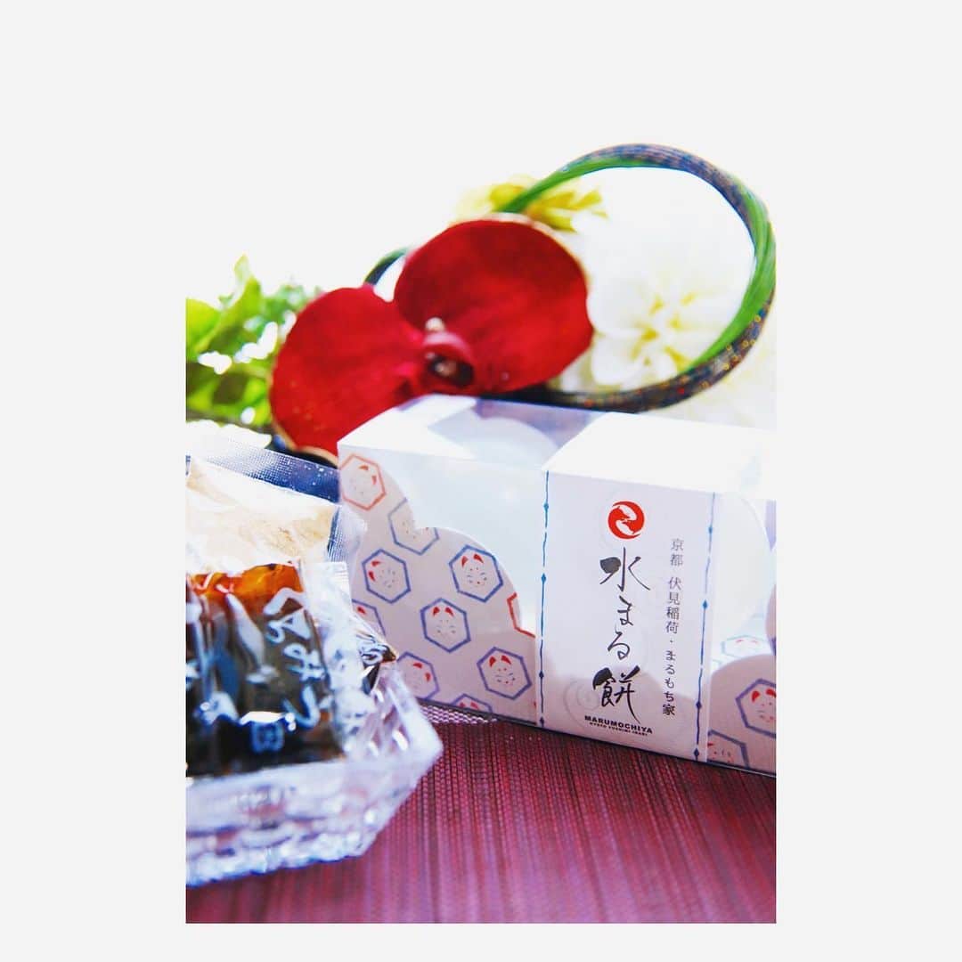 大原由美子さんのインスタグラム写真 - (大原由美子Instagram)「・ 皆さま、おはようございま〜す♬ 本日は昨日食べた和スイーツ❤︎ ・ 京都にある @marumochiya さんの… 「まるもち家の水まる餅」。。。❤︎ ・ 透明な風船に入ったまんまるなお菓子♬ もう…箱を開ける前から可愛いっ❤︎ 食べ方は… この風船を爪楊枝でプチンって割ると… ぷるんぷるんで透明な水まる餅がお皿に〜😆 食べる前からうふふな楽しめるお菓子♬ 黒みつときなこをかけてパクッ。。。🥰 ぷるんっつるんっとしたのどごしがたまらな〜い❤︎ あ〜〜清涼感があってめちゃくちゃ美味しいっ！！ わわっ！！ビックリ！！ お口の中ですぐに消えちゃったわ〜😵 素材や食感…そしてお味と… こだわりがすごく感じられるお菓子に感激😂 そして何個でも食べたくなるお菓子❤︎ この水まる餅は…お店でお買い物をして 京都の町をぶらぶらしながら食べ歩きをしたり… 嬉しい事にオンラインでもお買い物できるっ！！ お家時間が楽しめるから嬉し〜い♬ ストーリーにURLも載せますので 是非是非チェックしてみて下さ〜い❤︎ あと一つになっちゃった「まるもち」❤︎ 最後はフルーツソースで食べてみようと思いま〜す♬ 動画もpostしちゃおっ！！ 上の⬆︎picを横に⇒swipeして見てくださいね〜❤︎ ・ #まるもち#水まるもち#和スイーツ#まるもち家の水まる餅#京都 のお菓子#食べ歩き できるよ#ぷるんぷるん で美味しい#風船#アーティフィシャルフラワー#京都スイーツ#京都グルメ#まるもち家#オンラインショッピング#京都に行きたい#こだわりの味#スイーツ#sweets#水を食べる #PR#おやつ#スイーツ好きな人と繋がりたい#healthy#Japanesesweets#京都好きな人と繋がりたい#プレゼントにオススメ#ヘルシースイーツ#何個でも食べられる#和菓子好きさんと繋がりたい#可愛いお菓子#photogenic」2月11日 7時22分 - oharayumiko0228