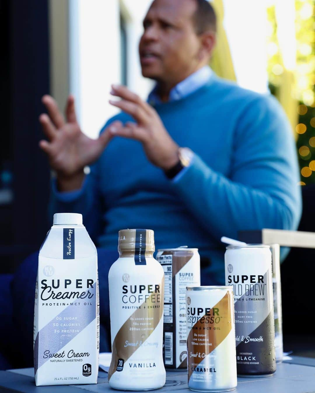 アレックス・ロドリゲスさんのインスタグラム写真 - (アレックス・ロドリゲスInstagram)「When you’ve got as many things brewing every day as I do, it helps to keep up with @drinksupercoffee. #AlwaysOnTheGo #PerfectPickMeUp ☕️ ✨」2月11日 7時23分 - arod