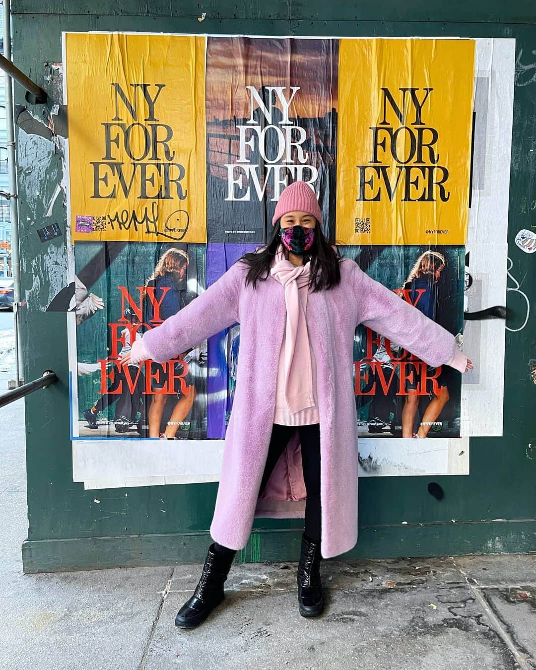 エヴァ・チェンさんのインスタグラム写真 - (エヴァ・チェンInstagram)「Went outside today and put on two masks and a REAL COAT (not a puffer!). What a productive day 😅」2月11日 7時34分 - evachen212