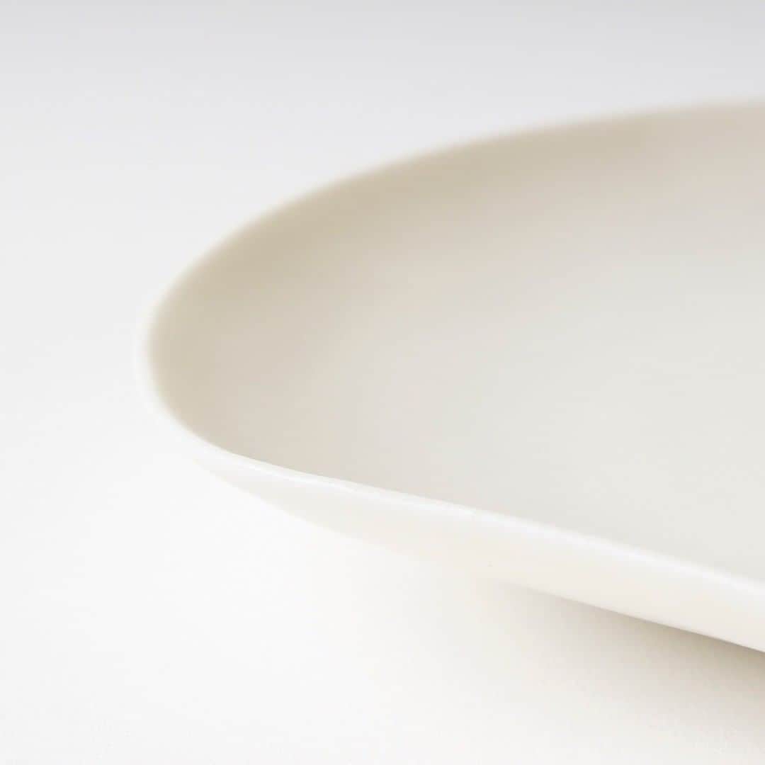 Komerco-コメルコ-さんのインスタグラム写真 - (Komerco-コメルコ-Instagram)「. マットな質感がたまらない。 マンゴーモチーフのプレート🥭  パンケーキやパン皿に使いやすい、質感とラインがポイントのフラットな器です。  一枚一枚板状にした磁器土を、マンゴーの形に成形し裏側を削り出して作っています。こだわったのは、お皿の厚み。繊細で上品に仕上げました🙌  テーブルを上品にしてくれますので、ゲストがいらした時のデザート皿としても重宝いただけそうです😋  ------------------------------- studio bwanji／マンゴーのかたちの白い磁器のプレート大 https://komer.co/products/PIV3zQGJDPTGVfom0F0x  ▷こちらの作品はKomercoアプリとWebサイトでクリエイターから直接ご購入いただけます。 ホーム画面の検索窓で「 bwanji」と検索してください🔎  ▷Web版はプロフィールリンクから📲 @komerco_official  ▷iOS版アプリのダウンロードはAppStoreにて「Komerco」または「コメルコ」と検索🔎 -------------------------------  #komerco #コメルコ #cookpad #クックパッド #komercoごはん #料理をもっと楽しく #おうちごはんを楽しもう #おうちごはん #instafood #foodpic #cookinglove #手しごと #komercoクラフト #クラフト #手作り #一点物 #studiobwanji #bwanji #マンゴー #磁器 #デザートプレート #取皿 #パン皿 #サンドイッチ #ケーキ #ランチ  #ワンプレート #スイーツ #ギフト」2月11日 7時30分 - komerco_official