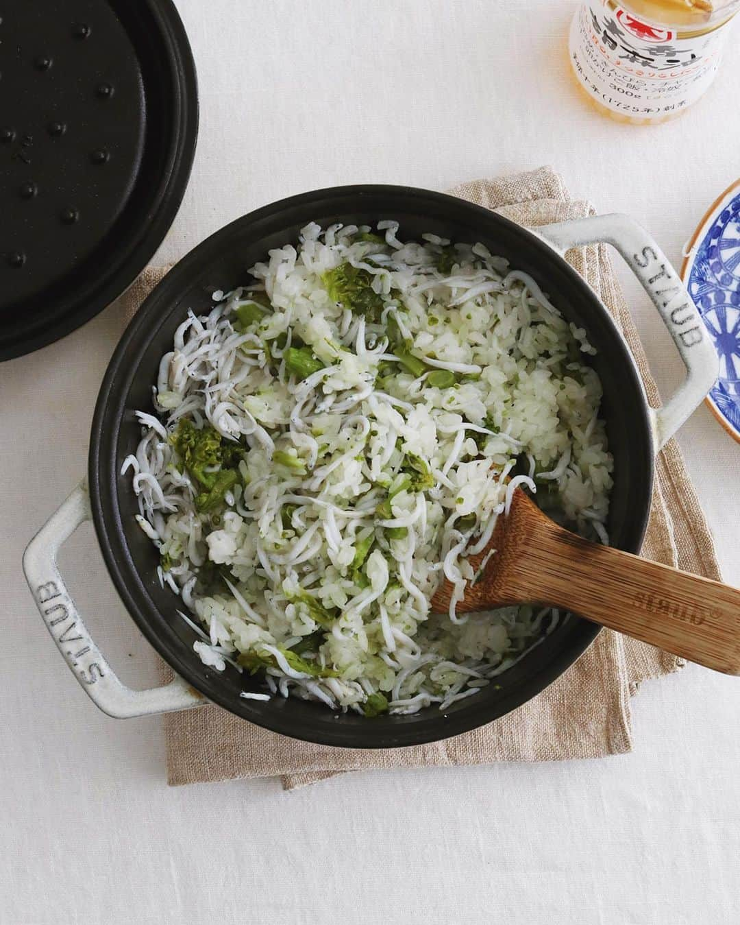 樋口正樹さんのインスタグラム写真 - (樋口正樹Instagram)「🍚 . 今朝はストウブ炊きの 菜の花としらすのご飯。 香りと塩けでうまうま。 . 米の上に菜の花をのせ 昆布だしを適量注いで、 ストウブで一緒に炊き、 炊き上がったところに 釜揚げしらすをどさっ、 胡麻油をまわしかけて、 さっと混ぜて頂きます。 . １枚目は炊き上がりで、 ２枚目は混ぜたとこで、 ３枚目は炊く前のとこ。 . . #朝ごはん記録 #菜の花ごはん #菜の花ご飯 #しらすご飯 #混ぜごはん #炊き込みご飯 #ストウブ #ストウ部 #ストウブ炊飯 #二合炊き #春ごはん #簡単レシピ #マルホン胡麻油 #太香胡麻油 #nanohana #staub」2月11日 7時32分 - higuccini