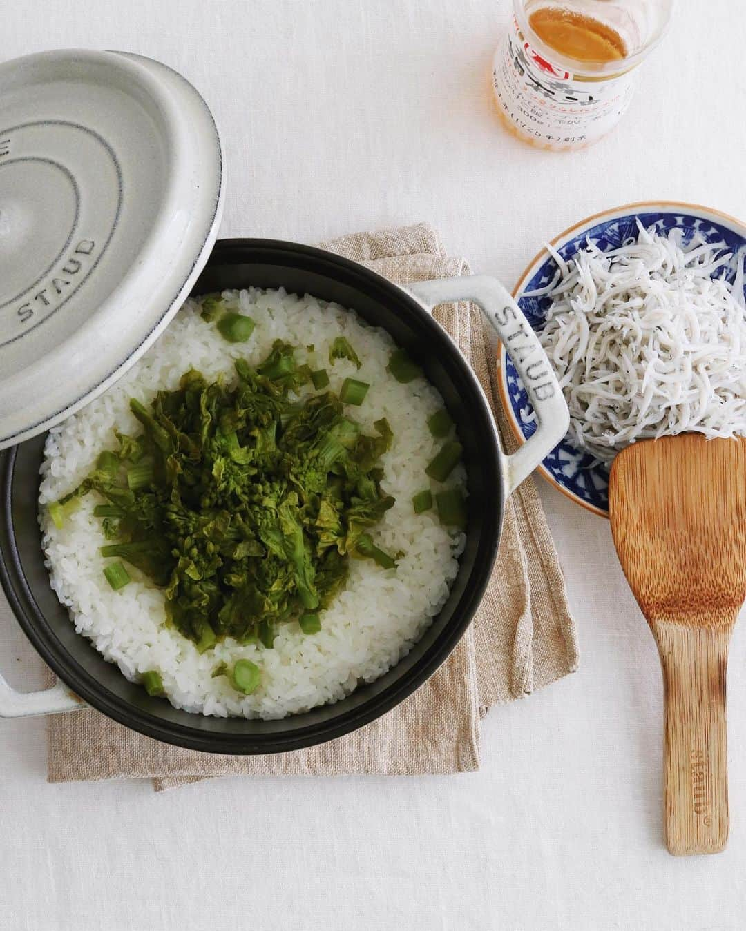 樋口正樹さんのインスタグラム写真 - (樋口正樹Instagram)「🍚 . 今朝はストウブ炊きの 菜の花としらすのご飯。 香りと塩けでうまうま。 . 米の上に菜の花をのせ 昆布だしを適量注いで、 ストウブで一緒に炊き、 炊き上がったところに 釜揚げしらすをどさっ、 胡麻油をまわしかけて、 さっと混ぜて頂きます。 . １枚目は炊き上がりで、 ２枚目は混ぜたとこで、 ３枚目は炊く前のとこ。 . . #朝ごはん記録 #菜の花ごはん #菜の花ご飯 #しらすご飯 #混ぜごはん #炊き込みご飯 #ストウブ #ストウ部 #ストウブ炊飯 #二合炊き #春ごはん #簡単レシピ #マルホン胡麻油 #太香胡麻油 #nanohana #staub」2月11日 7時32分 - higuccini