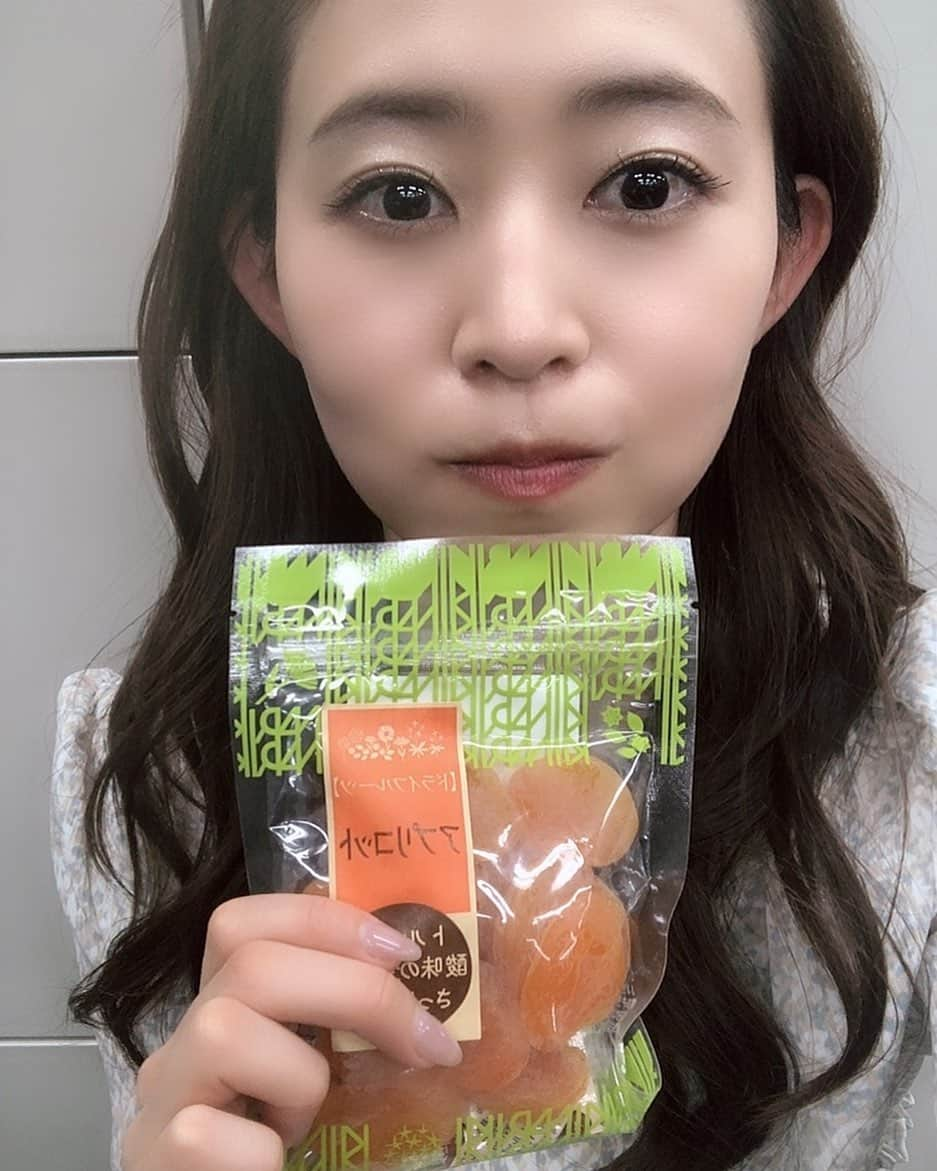 大家彩香さんのインスタグラム写真 - (大家彩香Instagram)「最近ハマっているおやつは ドライフルーツです💕  今日はみなさん、お休みですか？😊  お休みの方はゆっくりと 日頃の疲れを取って下さいね💗 お仕事の方は、 一緒に頑張りましょーう♥️  #札幌テレビ #どさんこワイド朝 #大家彩香 #おやつ #ドライフルーツ #小腹が空いたら #祝日 #よい一日を」2月11日 7時43分 - ayaka_oie_official