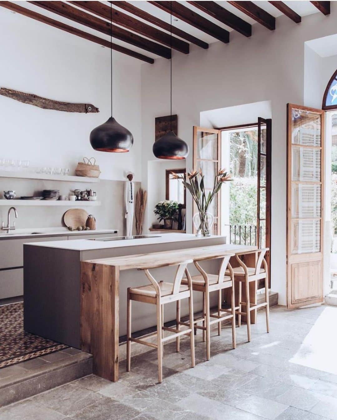 Inspirationさんのインスタグラム写真 - (InspirationInstagram)「Descreva essa casa em uma única palavra 🤍. Design by @berrowprojects 📍 Sóller, Mallorca. Foto by @lifestyle_mallorca.  #decorcriative #decoreinteriores Follow {@decoreinteriores}」2月11日 7時39分 - decorcriative