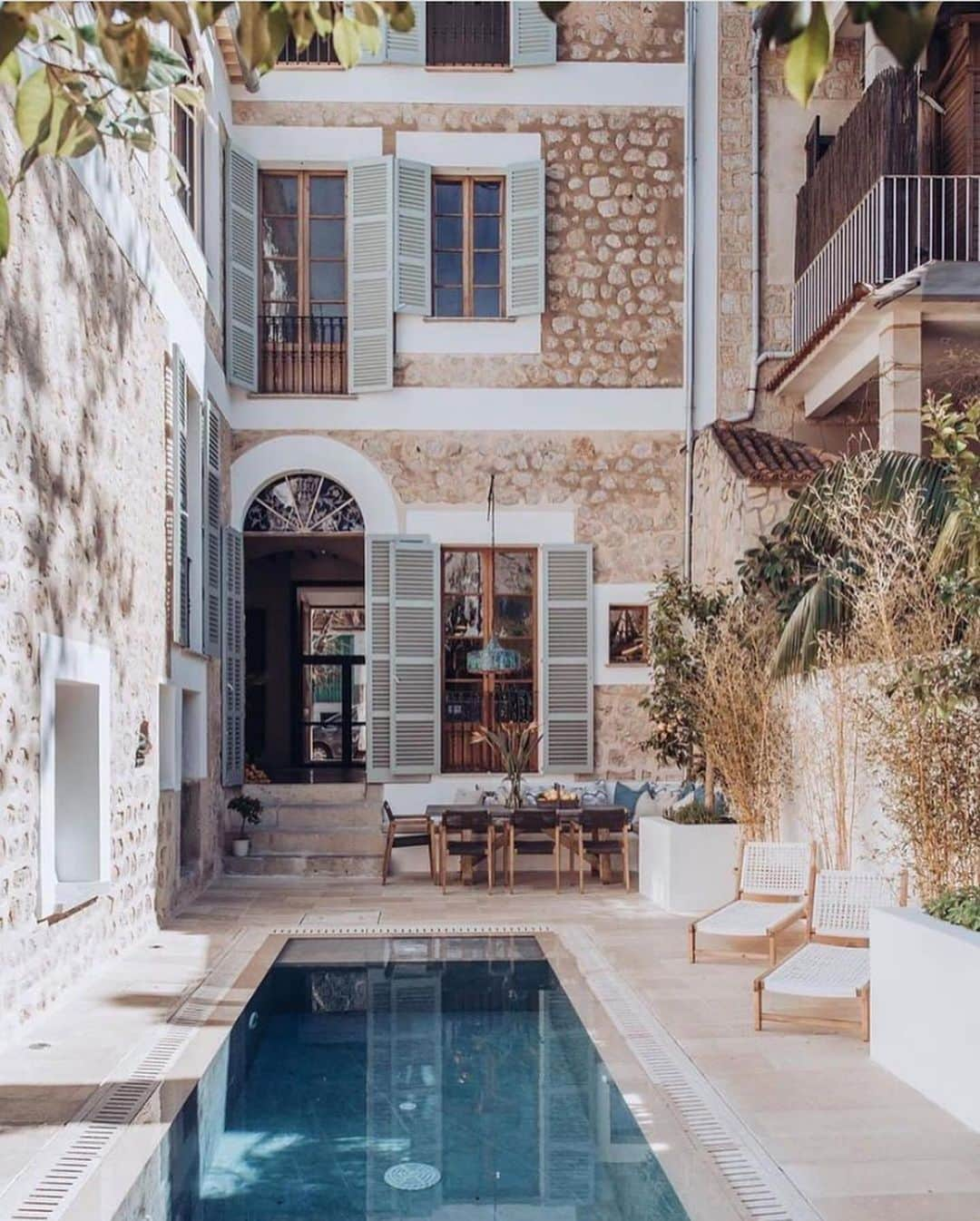 Inspirationのインスタグラム：「Descreva essa casa em uma única palavra 🤍. Design by @berrowprojects 📍 Sóller, Mallorca. Foto by @lifestyle_mallorca.  #decorcriative #decoreinteriores Follow {@decoreinteriores}」