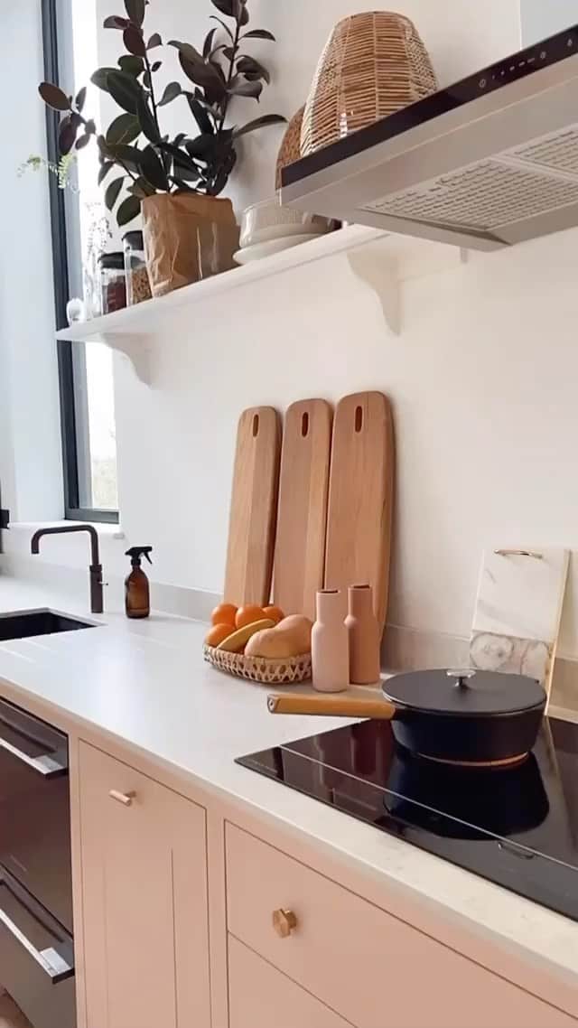 MT DOMAINEのインスタグラム：「There’s nothing better than a clean kitchen 💕 (via @shnordic) #MyDomaine」