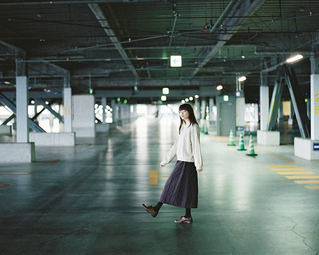 Masaさんのインスタグラム写真 - (MasaInstagram)「. . . ▶︎▶︎▶︎ Swipe . . この日はかっこいい系が多かったな。 ハッセルで覗いた世界もいいんですよね☺️ . . コメクロで🚪 . 撮影日 : 2021年1月 . #まさ35 #エビプリ #35mm #contax #contaxrx #planar #instagramjapan #igersjp #tokyocameraclub #team_jp_  #art_of_japan_ #photogenic_jp #GPW_members_only #good_portraits_world #film_jp #film #フィルム #film_com #filmcamera #filmphotography #portrait #ポートレート #photogram_archive #todays_blue_collection #shiga #滋賀 #何気ない瞬間を残したい #jp_portrait部 #駐車場」2月11日 7時50分 - masa_nikonist