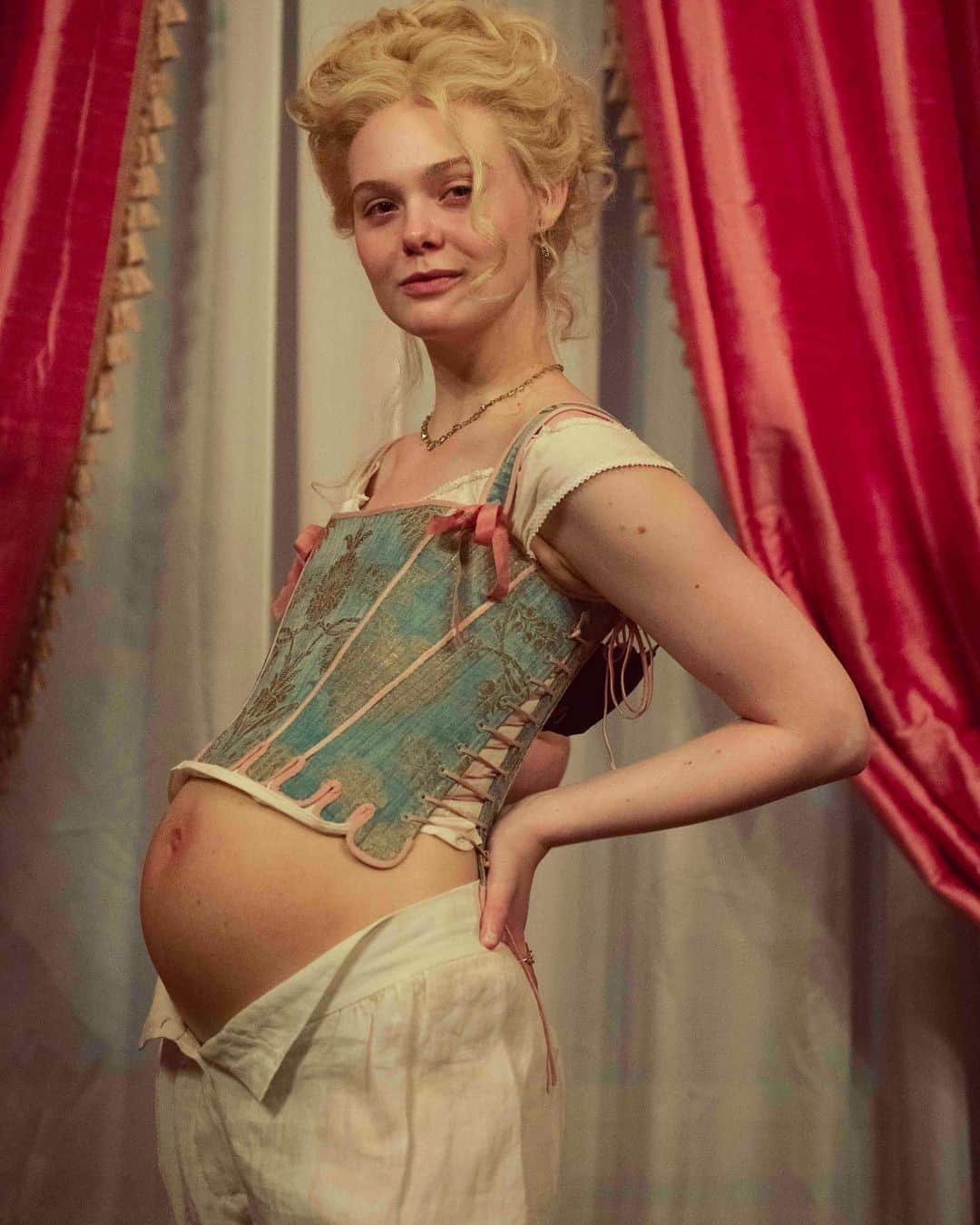 Vogueさんのインスタグラム写真 - (VogueInstagram)「@ElleFanning just put a spin on the baby bump reveal. The actress shared a look at #TheGreat's second season, with a (false!) pregnant stomach, peeking out of an embroidered blue corset in line with the show's stellar rendition of period clothing.  At the link in our bio, read all the details behind the season two promotional image. Maybe it will even lend some inspiration to new parents-to-be looking for an eye-catching announcement.」2月11日 7時50分 - voguemagazine