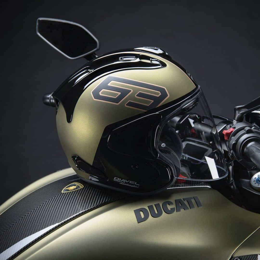 Ducati Japanさんのインスタグラム写真 - (Ducati JapanInstagram)「特別な車両に特別なヘルメットを。  ドゥカティ・ディアベル1260ランボルギーニは、“モーターバレー”として世界的に知られている、自動車産業における世界有数の企業が集結しているエミリア・ロマーニャ州を拠点とする2つのブランド、ドゥカティとランボルギーニのコラボレーションによって誕生しました。世界限定630台。  幸運にもドゥカティ・ディアベル1260ランボルギーニを入手できたオーナーだけが購入できる限定ヘルメット。アライヘルメット社VZ-Ramをベースに、車両同様シアン FKP 37にインスパイアされた特殊塗装を施した専用デザインです。  詳細はプロフィール( @ducatijapan )のリンクよりドゥカティ ジャパンのサイトをご覧ください。  #ドゥカティいいじゃん #ドゥカティランボルギーニ #ディアベル #ディアベル1260ランボルギーニ #TheShapeOfStyle #DucatiLamborghini #Diavel1260Lamborghini #Lamborghini  #バイク #バイクのある生活 #バイクのある風景 #motorcycle #bike #ツーリング」2月11日 8時00分 - ducatijapan