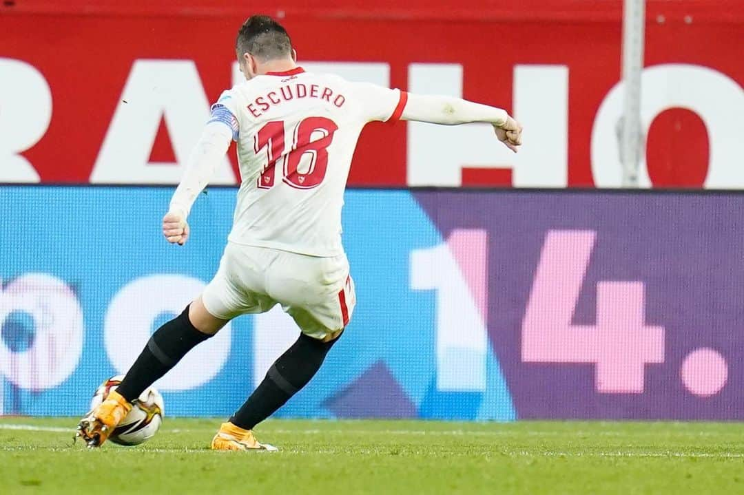 セルヒオ・エスクデロのインスタグラム：「No hemos conseguido todavía nada, a luchar con el mismo coraje en el partido de vuelta!  Ahora toca pensar en @laliga #vamosmisevilla🔴⚪️ ⚽️」