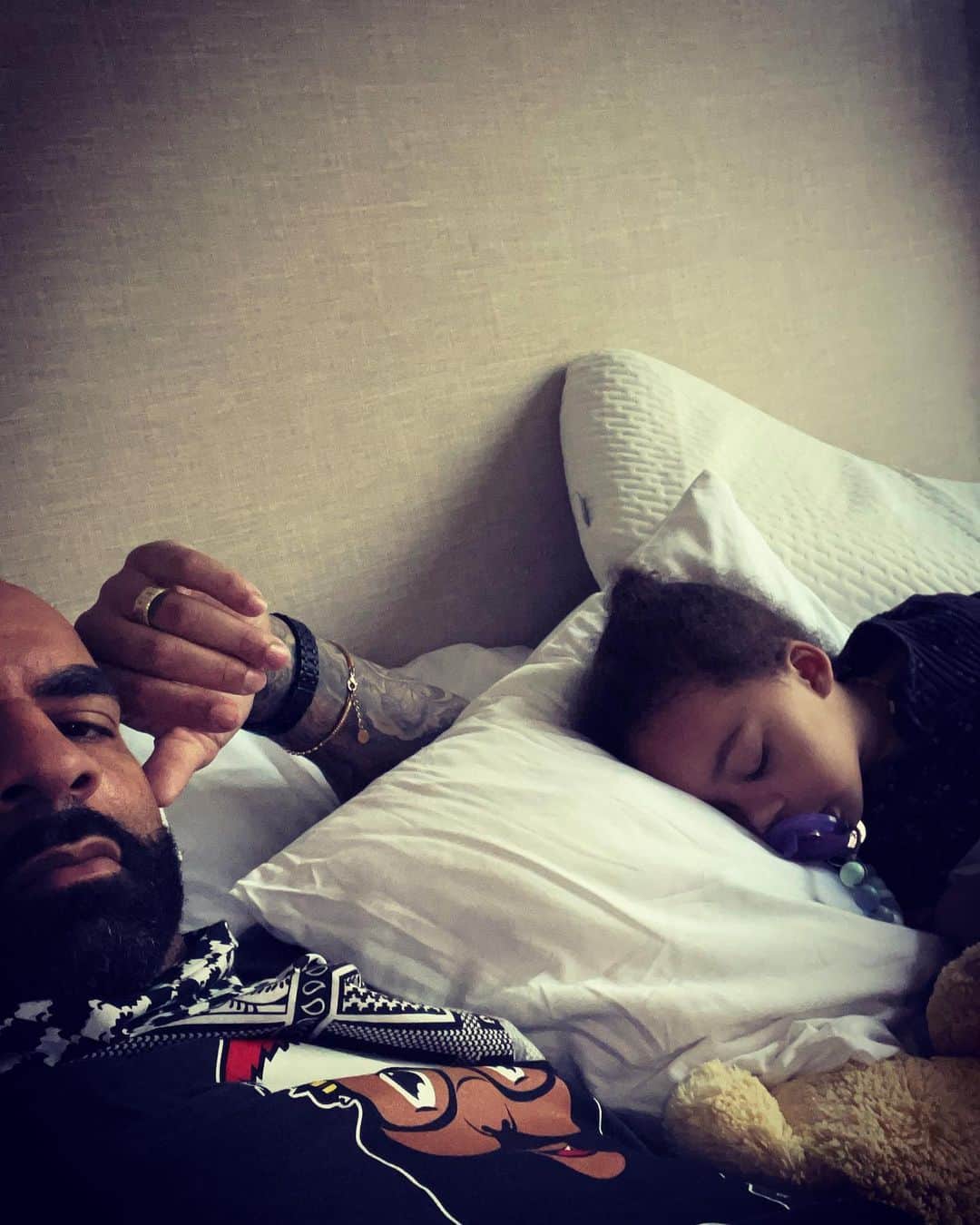 カルロス・ブーザーのインスタグラム：「Do Not Disturb.. #HOLDAT」