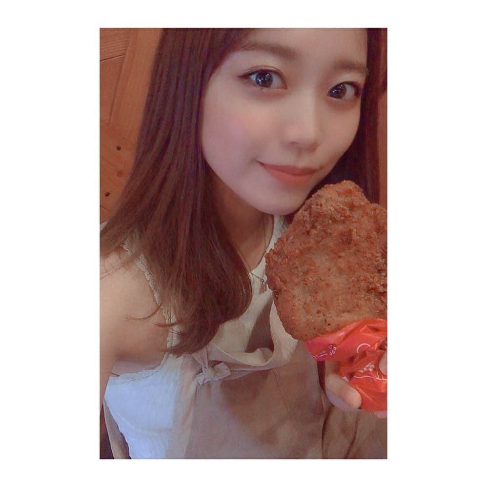 林愛夏さんのインスタグラム写真 - (林愛夏Instagram)「この前、歩いてたら桜が咲いていました💕💕﻿あたたかい季節が待ち遠しいなぁ﻿ ﻿ と、もう一枚は”いつの？”という写真﻿ パークで食べるチキンってなんであんなに美味しいんだろう🍗✨﻿ ﻿」2月11日 7時55分 - baby_manatsu