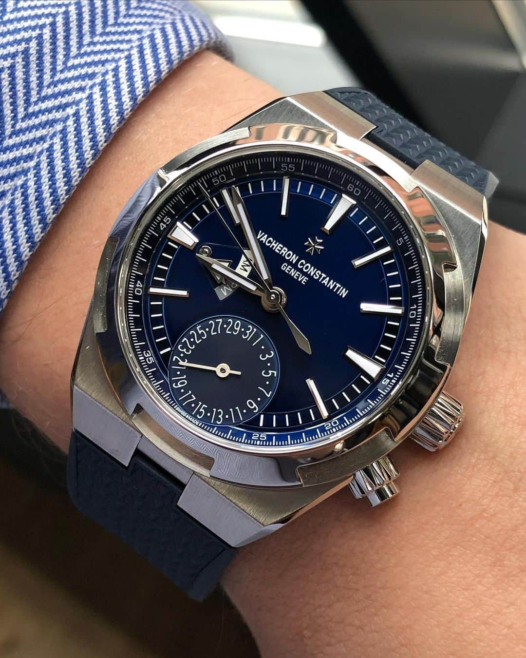 Daily Watchさんのインスタグラム写真 - (Daily WatchInstagram)「Up close with the @VacheronConstantin Overseas Dual Time in 41mm stainless steel case with stunning blue dial #VacheronConstantin」2月11日 7時57分 - dailywatch